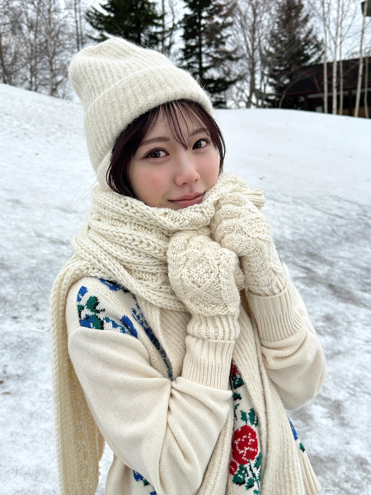 本日4th写真集『ぎゅう、して。』発売です❄️みんなのお気に入りの1冊になったらいいなー💭たくさんみてね！ https://t.co/Y5QnnsWKyz