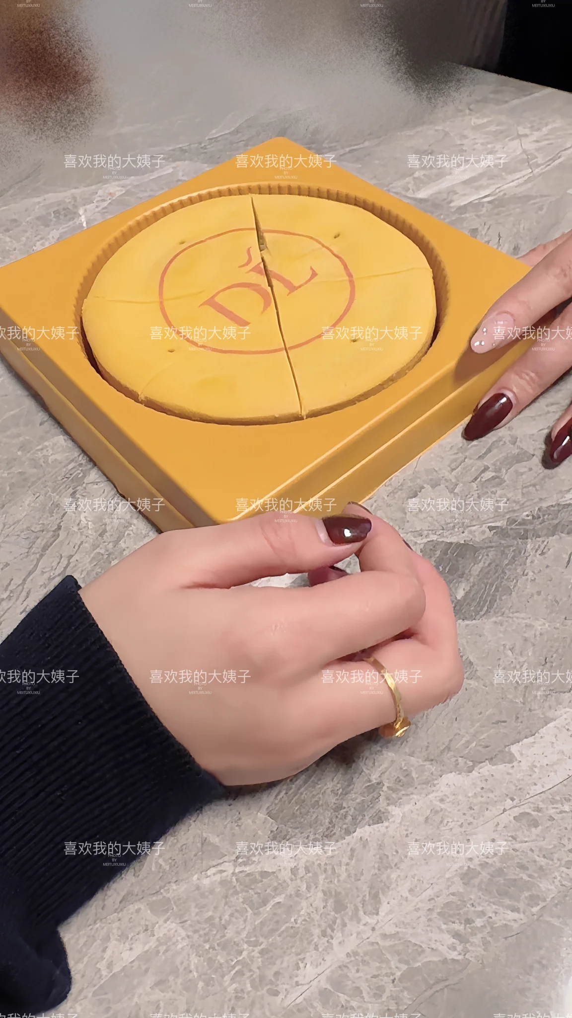 下班回家了，这个还挺好吃的大姐说她腊月28开始放假，我也差不多吧，然后刚和老婆说了，买酒的事情，要找老婆批钱😂我的工资卡什么的都在老婆那里，然后电报收的门槛钱我存着也没花，等放假了，偷偷给大姐买点礼物（金镯子吧）等有空去看看，给大姐一个惊喜，也没有厚此薄彼吧，工作赚的钱都给老婆 https://t.co/1oOf5y0Hwz
