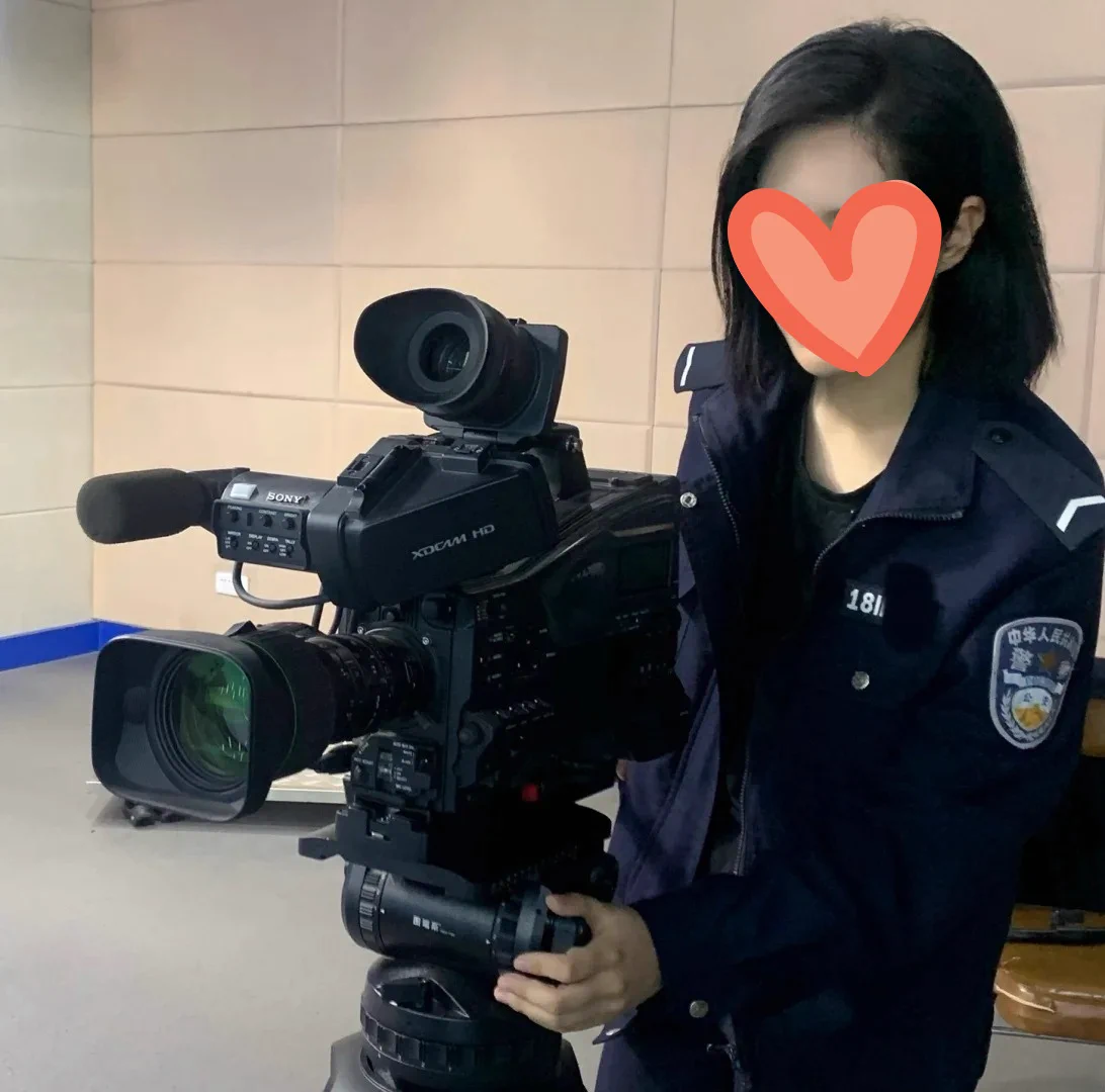 穿上制服忠于人民、脱下制服忠于自己 总是忙于工作，其实我也是一个普通女性，有和你一样的欲望，也渴望得到满足，于是在欲望的驱使下，我来到了推特寻找那个他 不介意大叔，喜欢就私信我！ https://t.co/TAZfODduCk