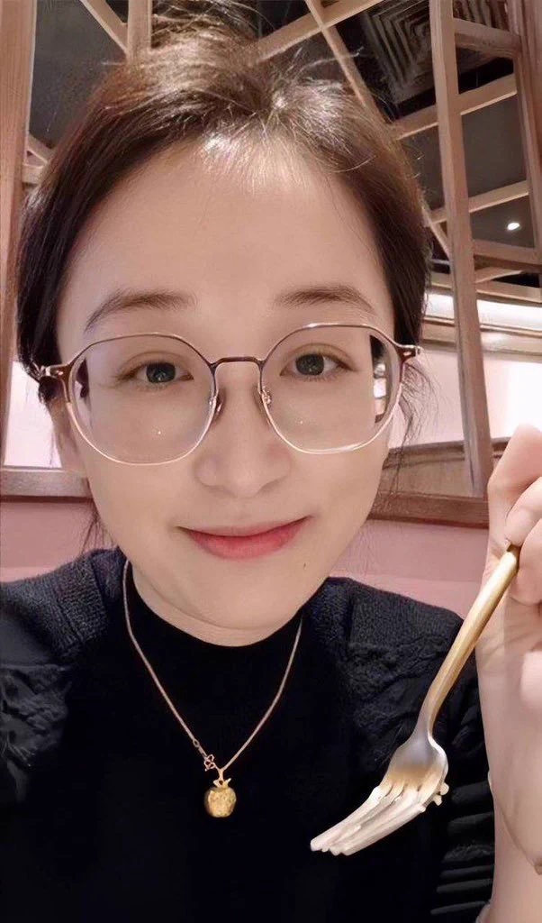 小年快乐~！今天都吃饺子了吗？如果没吃，你不介意的话，青丝老师可以下面给你吃哦，你要不要尝一下一想到那画面，下面又湿了，湿哒哒的好难受，翻开来晾一下 https://t.co/s0f6VSiyKm