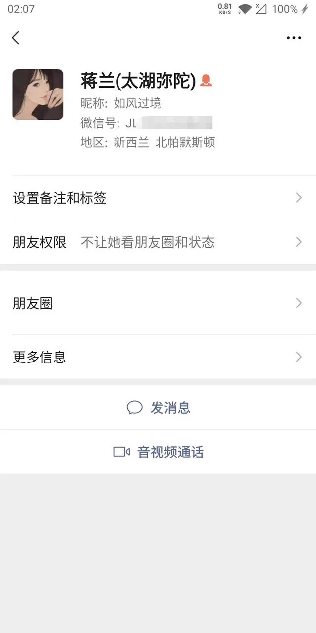 《种马约炮笔记》第十六章——爆操美女护士蒋兰@SexytoBaby@SexytoLady@SexytoDoll@SexytoGirl 本期故事发生在19年下半年，在交友软件上认识的妹子，比我小一岁，老家是太湖弥陀的，中专学历。刚认识那会儿，她在老家一所小诊所工作，当护士。学历不高，确实好忽悠。当她得知我在市立的三甲医院实习之后，特别崇拜我，表现得很热情，似乎想跟我处对象，我岂能不知道她的心思，所以表面上我也很配合，但是我不能表现地比她还热情，要不然就像舔狗一样了。我要PUA她，不管聊什么，我都要高屋建瓴地提出一点不一样的意见，让她知道她的思想跟我根本不在一个层面。这样才能让她更崇拜我。但是她一直没有跟我表白，可能是不好意思说出口吧，可能她觉得这种事应该男孩子主动点，但是她也觉得我不可能看得上她。确实，我大种马只在床上日逼很主动，表白说情话可不是我的强项。刚好聊了十来天，她有两天假，我邀请她到市里来玩，她一开始好像不太情愿，觉得市里太远。如果读者里有弥陀镇的人就应该知道，那山旮旯里确实里市区很远，坐车没有三四个小时根本到不了，而且到县里还要转车，确实不容易。这难得有时间，有机会操她，我哪能放过，我二话不说，微信给她发了个200的红包，就说路费我给她出。实际上从她镇上到我们市立路费应该要不了一百块钱，也可能她有点见钱眼开吧，立马就把红包领了。我就说刚好我也有空，来市里玩两天，衣食住行我都给她解决。可能她一个乡下姑娘没见过什么市面，那天是中午将近十二点才到的安庆客运站，我去车站接的她。见到的那一刻，跟我想的不太一样。因为我知道她照片肯定是化妆或者美颜过的，但是见到本人还是觉得不错的，虽然是素颜来的，但是比我医院那群实习的小护士好看不少。当时我就心想，今天来了我这里，明天你身体里不装着我几十毫升的精液怕是回不去的。虽然我在实习的那一年比较宅，没怎么出去玩过，经常去的商场也就吾悦广场和八佰伴，但是迎江区那一块儿我还是比较熟悉的，还有人民路那边的步行街，还有七街和二街。（没错，就是去年上新闻的那个人民路步行街，一个疯子杀了好多人的那条新闻）。说起来人民路那块儿还有两个骚货人妻母狗约我去操过呢，不过这是另外的故事的，下次再讲给大家听。那天我带她在八佰伴吃的饭，然后带她到处转，人民路有个书店，叫什么名字我忘了，说是书店，但是里面氛围却像图书馆或者说自习室一样，氛围很好，装修得也不错，很多年轻人喜欢在里面看书，我带她去转转，她也很喜欢那里。晚上就在人民路那边的一家饭店吃的，人民路有家叫鑫海源的KTV，安庆人应该知道。（鑫海源也有我操过的小妹，不知道现在她还在不在里面上班）。我带她晚上去那里唱歌，虽然我唱歌很难听，但是她还是一直给我鼓掌。在昏暗的灯光照耀下，我和她合唱了好多首情歌。气氛很暧昧，在唱了几首歌之后，我很深情地看着她，夸她很漂亮，是个做老婆的好料。她听完低下了头，想必是脸红了，但是KTV里面也看不出来有没有脸红。我轻轻抬起她的下巴，就静静地看着她，另一只手握着她的手。她也跟我对视了一会儿。然后我就慢慢凑近她的脸，她也识趣的慢慢闭上眼睛，就这样，我们在KTV接吻了，还是舌吻。她很配合，当我撬开她的牙齿的时候，她也很配合地伸出舌头跟我缠绵。接吻的时候，我抱着她的头慢慢往下，一路摸到了大腿。那是秋季，穿着长裤，不是短裙，要不然我就伸进去抠她逼了。眼看氛围已经这么暧昧了，是时候进行下一步了。就问她累不累，我们找个地方休息吧。我本来想带她回家的，虽然我有个室友，但是我那个室友那天刚好上夜班不在家。但是一想到第二天要是等我们俩睡醒，肯定都中午了，到时候万一被我室友撞见了，她岂不尴尬吗？于是我就在美团上订了一家酒店，然后打车带着她一起去了酒店，一路上我一直牵着她的手，我俩坐在后座，我还亲昵地把她的头搂到我肩膀上。很关心地对她说：“今天赶了这么远的路，很累吧。”她点点头，嗯了一声。在车上她沉默寡言，但是我不能不说话，一个劲地安慰她，好让她对我死心塌地。到了酒店，一进房间，我先检查了下有没有隐藏摄像头，检查完毕，没有摄像头。然后我就迫不及待地把她抵到墙角，壁咚她。还是舌吻，她没有拒绝我。这次我手上的动作就更大了，在摸到她的胸时候，用力捏了捏，感觉她奶子应该不小。但是隔着衣服手感肯定差，于是我就拉开她衣服的拉链，一件件把她衣服脱了下来，直到只剩下胸罩，起码有C罩杯，这时候我没急着解开，而是继续抱着她亲吻。之前她手上一直没什么动作，只是搂着我的脖子，这次她竟然也开始脱我的衣服，甚至手都伸到我下面去了，隔着裤子摸我的鸡巴，当时我还只是处于一个半硬的状态，还没完全硬起来。既然你都这么主动了，那我就不能在墨迹了。我果断脱光，然后把她也脱光。这时我才看到她完完整整的身材，很不错，虽然谈不上前凸后翘，但是也不差了。下面一撮阴毛稀稀疏疏地，小嫩逼微微泛起棕黑色。我直接把她抱起，本想直接操她，但是想到还没洗澡，于是就把她抱到了卫生间，我们俩互相给彼此搓澡，打沐浴露，洗澡的时候我把她奶子和嫩逼摸了个遍。一摸到她的小逼逼她就向后躲，身体弓得想虾一样。洗完澡我把她抱到床上，这次我主动给她口了起来，这么做也是为了等她让她能给我口。边口边摸，很快她就受不了了。她捧起我的脸，主动吻了上来，但是她的手可不老实，摸到了我的大肉棒，就开始套弄我的大肉棒。她的脖颈微微用力向上抬起，并和我的交缠在一起。在我的胸部和她的乳房不停的摩擦之中，她从喉咙里长长的喘着气，很快那喘动的气息便转化为有节奏的轻微的呻吟了，这呻吟无疑像把勾人心魄的勾子，你不为她去玩命估计也是不可能了懂得欣赏的人才有品味，才能在欣赏之中获得人世间一切美好的事与物，刚刚得到就马上想拥有，那简直与畜类差不多了。须知：女人差不多都讨厌一见面就迫不及待的贪婪样儿，她们都喜欢承爱的过程也就是说享受的过程越久越好，既使她对性十二分的贪恋也一样，揣摩女人心态，咱堪称一流，绝对不是吹牛的，很值得庆幸的是：她遇见了设。望着那近在眼前赤裸裸的她，我的心为之一颤，边吻边撸的她正在向我展示那雪白细嫩的胴体，入眼皆菲，真真着实的令人目不暇接呀，绝对的百看不厌，真是上天的杰作，肌肤还如此的细腻滑嫩宛如处女似的；曲线还那么的窈窕婀娜多姿，容貌又娇艳冶荡，处女般的娇嫩与成熟的美艳兼而有之，真是美得使人头晕目眩，耀眼生晖，能迷死谁不知道，反正是迷死我了。粉白的臀部呈优美的弧线形又圆又大，粉白的腿修长玉柱一般，前后左右怎么看怎么顺眼，顺眼得无可挑剔！肌肤相偎无须掩饰，鸡巴在她手里不停的捋弄下早己一柱擎天了，我那特号的大龟头也被她牵扯着偎进叉开腿而裸露出的阴唇内侧，虽然我稍一使劲就能插进去一爽为快，可她好像并不着急，我也只好忍耐，论调情逗性我还算能沈得住气。“你这鸡巴是咋长的，怎么这么大个呀？哎，跟你说，我都有点怕它了，真的……它真硬…….”噢，原来如此！也许是言不由衷故意逗我？“试试看，我不会一开始就玩命的。”“嗯，你有套吗？”“没，没事，我不射里面。”“啊？万一怀孕了怎么办？”我知道她只是在试探我对她是不是真心，并不是怕怀孕，所以直接告诉她：“要是怀了，那就去你家提亲，咱们做一对长久夫妻，这样就可以天天在一起了。”她听完嘿嘿一笑：“你坏死了。”仅仅一句话就试出了真假，乐不可支的我抄起了她的双腿。躺下的她一脸潮红和期待的望着我，用那轻展柔美眼角上流动的秋波让我血脉喷张，勾人心魄她却不往下看，故作娇媚之态且又不胜羞怯之意，她简直表现得太淋漓尽致了。欲望腾升是忍不住的，缓缓的我把龟头挤进她的阴道口，她的阴道很浅，因为我的龟头刚插进去一半儿，隐隐约约的似乎有些接触到阴道底部的感觉。她刚才的担心不无道理，不过我心里有数：女人的阴道再浅也能容纳得下我这根肉棒槌，阴道伸缩性是很强的，一旦适应了我的尺寸，一时半会是不会让我轻易退出去的。她的阴道也很紧，从我的肉棒传来的那种被阴道紧紧包裹的感觉让我尝尽了爱与被爱的感觉，性爱唯有结合才能体味到令人欲生欲死的滋味儿。那种感觉不仅仅让我让任何男人也会忍不住来上一阵鲁莽的抽动和加大了力度，一下比一下深入，渐渐的我和她的阴部吻合在了一起。此时的她眼睛微微闭紧，眉头也稍稍的有些皱，一幅痛苦的模样，然而她跷起的嘴角却告诉我她其实是很享受的。这样一幅矛盾的表情宛若醉人的乐符在她美丽的脸上跳动着，再加上她不停地哼唧的声音，使我尝到了做男人的幸福。尽力扒开她的大腿我望了望她小腹下被我的大鸡巴插入的地方，见到她的鲜美的阴户被我大鸡巴顶得都凹进去了不少，像蚌一样紧紧地夹住了那粗硬肉棍儿。尝试把鸡巴向外拔到只留下一个龟头在里面，又见我的大鸡巴把她那肉洞里嫣红的嫩肉也带了一些出来，贪婪的一张一合。我重复着这一动作，很快她的软肉洞里随着抽动渐渐分泌出许多淫水。使我的抽送更加流畅。借别人一句话形容：此时的我感觉自己如同是长途跋涉口渴欲死的旅人，跳进了一片水草丰美的情人湖；或者如同一块烈日下龟裂的干土，逢上了一场罕见的好雨。我的小兄弟尽情的在她的阴道分泌出的爱水里浸泡着遨游着，受到淫水滋润鸡巴愈发的坚硬和粗大起来。粗壮阴茎长驱直入，直捣她浪穴核心，让她连喘息的机会都没有，整根进入时，小穴仿佛被撕裂一般，灼热不已。起先，我温柔的缓缓进出，慢慢撩起她原始的情欲。慢慢的，我开始加快速度，九浅一深或杂乱无章的挺进她窄小的阴道，阴囊啪啪的击打在她会阴处，撞的她目眩神迷！娇喘连连！清楚的抽插声音，不停的传出，淫水不断的从小穴流出，仿佛配合着我勇猛顽强的冲动！她不自觉的收缩，越夹越紧.很快她就欲仙欲死只剩下本能的扭动了。脸红耳热，细汗浅现，小嘴微微张开，时而咬住嘴唇呻吟，时而气喘吁吁，白玉般脖颈上的浅蓝色的血管微微暴起，显然她己进入忘我的状态，忘情的哼叫淫声浪语。有人说恋爱中的女人是最美的。然而在我看来其实做爱中的女人才是最美的。她的双手不停地挤压着乳房，赤裸裸展现自已的一切不加任何掩饰，女人最隐密的一面暴露无遗，在暴露的过程中让你尽情享受她拥有的一切，因此你也为之神销魂醉，正所谓情人眼里出西施，怎么看怎么顺眼，怎么看怎么爱看，也许这就是人们常说的：是做爱过程中的感觉吧。我也不顾及那么多了。在经过了几次透彻的插入之后，龟头便深深的钻入她的阴道的底部，颤抖着一股脑的射了。我全身的肌肉有些紧张，不停的抽搐。我用两条大腿支撑在床上，整个上身轻轻压在她的身上。将她紧紧包裹在我怀里。闻着她秀发的清香，听着她尚不均匀的娇喘，一种从未有过的满足的幸福在我心里洋溢着。激情过后，残留的只是暂短的疲倦。她躺在我身旁，枕着我的手臂，暖暖的窝在我腋下，隐约闻到汗水蒸发在空气里的气味儿，带有女人的体味儿，刺激着我的感官，可惜的是我真的累了需要缓一缓才能继续战斗，因为急切而显得有点力不从心，自食了自已刚刚说过不内射的话，幸好她没有埋怨，其实她既使怨我我也有说词的：谁让你太迷人了，诱惑力太大了呢！不然我真希望能好好浸淫在这充满”女人味”的世界里………那一晚很疯狂，我一直做了好久，射了四次，即使过程中与好几次她求饶，说很累了，我也没放过她，她也高潮了好几次，床单都要被她抓烂了。直到天微微发亮，我们才紧紧抱着彼此睡去。醒来是被敲门声叫醒了，前台来喊我退房或者续住。想着她今天要回去，我就说要退房。草草洗漱了一下，我领着她出去吃午饭，一路上她都挽着我的胳膊。因为她回家要做四个多小时的车，所以吃完午饭就聊了一会儿便送她去了车站。在车站的情景我依然记忆犹新。我摸着她的头说：“我会爱你一辈子，等我，等我实习结束我就去找你。”她很听话地点点头。我一把抱住她，在她耳边轻轻问她：“和我做爱是什么感觉，很舒服吗？”她羞红了脸没说话。然后我们又聊了些有的没有。直到她要进站了，她突然抱着我，用只有我能听见的声音告诉我：“跟你做爱是一种享受。”说完在我脸上亲了一下，我知道她应该是鼓足了勇气才跟我说的这句话。我摸摸她的头，说：“等我们结了婚，等我们在一起了，天天都让你享受。”她听完在我胳膊上掐了一下，说：“你坏死了。”然后她一步三回头地进了车站。自此，就一直微信联系。到我实习结束，赶上了新冠疫情，一直没能再见面。联系也越来越少。直到后来她家里催婚，她也等不了，就去相亲了。前年还是大前年结的婚，当时她还在朋友圈发了好多张婚纱照。她老公个子也不高，看上去就像个老实人。后来好像是去了合肥发展，我去年还找她聊了天，她说她老公比我差远了，床上根本不咋样，几分钟就完事了。我开玩笑地说：“那你有空来找我呀。”然后就不回复了。我知道她这种女生，结婚后是不会再因为一两句话就奔赴别的城市的，风险太大，除非我去合肥找她。但是，既然她都已经结婚了，那我还是不要去打扰她的生活吧。过去的都过去了，现在的交情就停留在朋友圈的点赞之交，挺好的。但是有句话她没说错，和我做过爱的女孩好像都挺享受的。