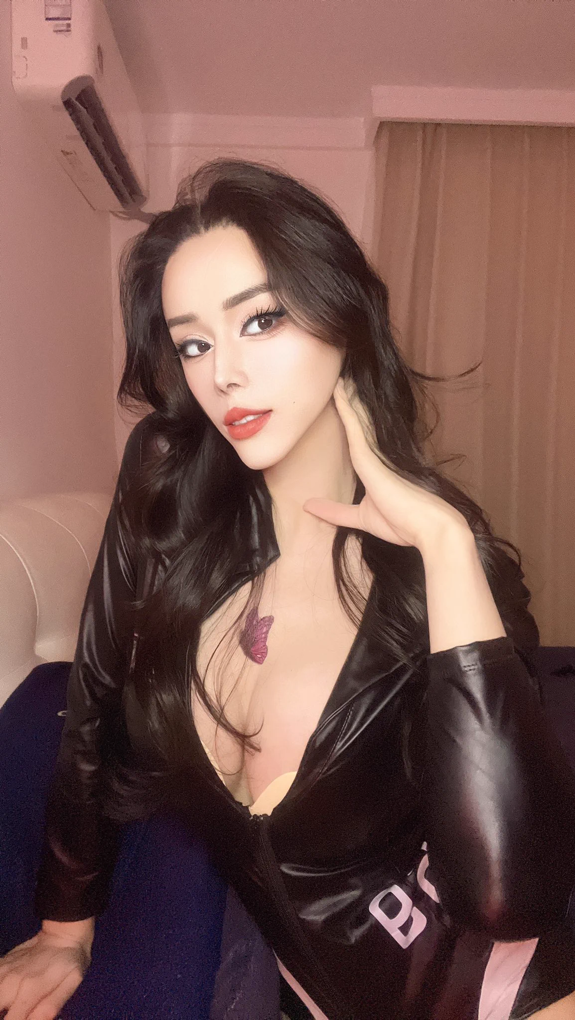 我以前比现在像女的越活越退步第一人但是我不后悔 享受只有104斤的轻盈感觉#上海ts https://t.co/vZmoj1OTuq
