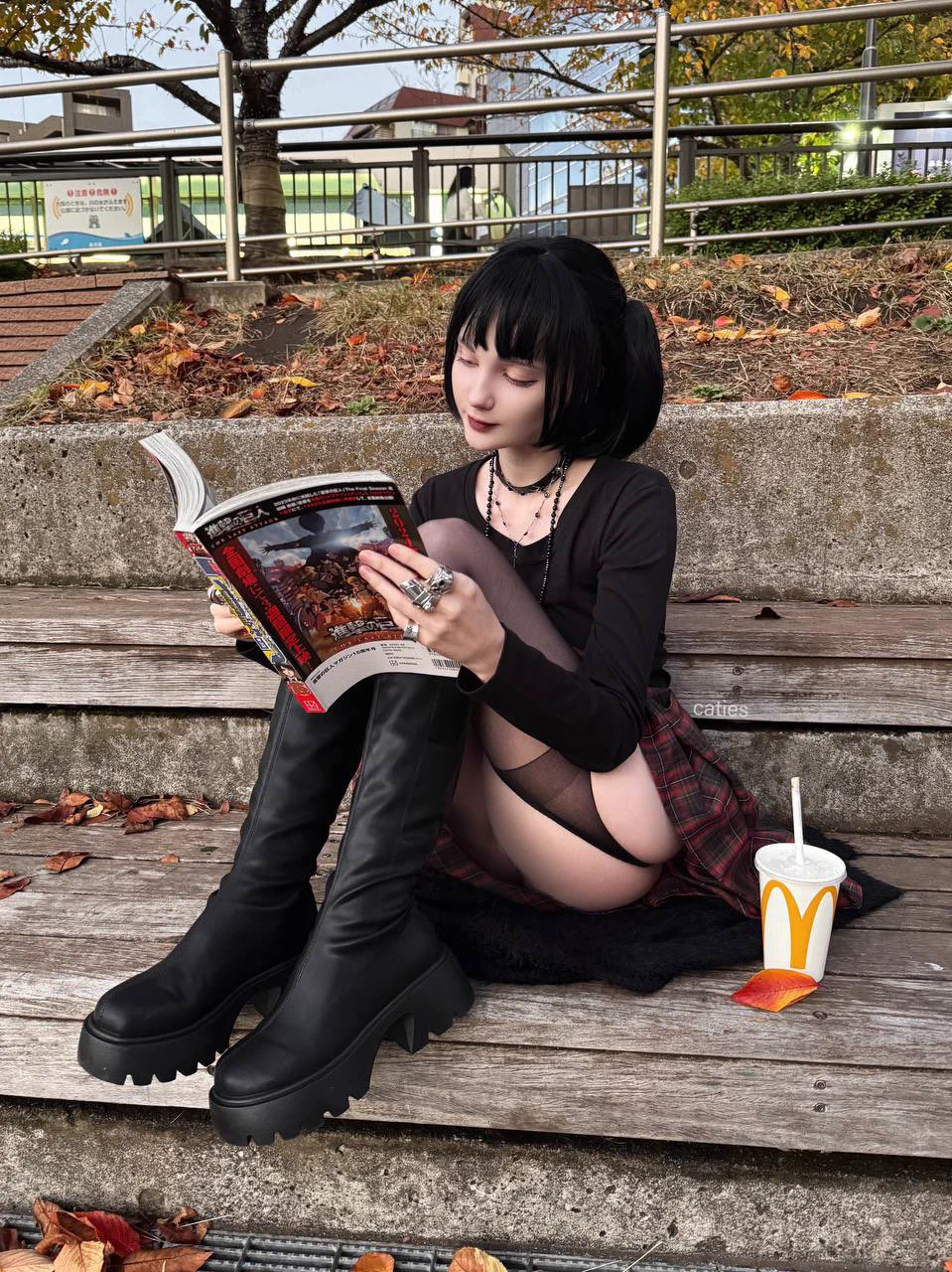 who need a goth gf https://t.co/ybVYqMJYTm