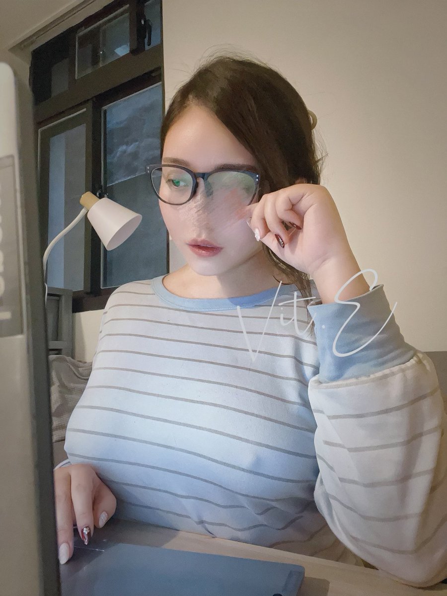 猜猜是誰休假還被叫起來改報告？

是我喲(　ﾟᵕﾟ)

甚至我的貓還在床上睡🙂

#不在辦公室 

素顏、睡衣、鯊魚夾、黑粗框、死魚眼
唯一的快樂是不用穿內衣_(:з」∠)_ https://t.co/zwNsPRxK8d