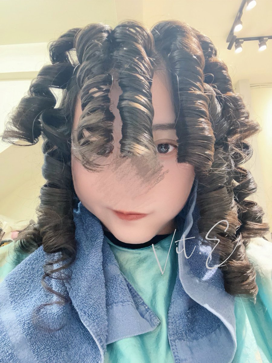 燙髮時最焦慮也最有趣的流程

每個燙大波浪的女生一定都當過貴賓狗🐩！ https://t.co/QIdCaPk53G