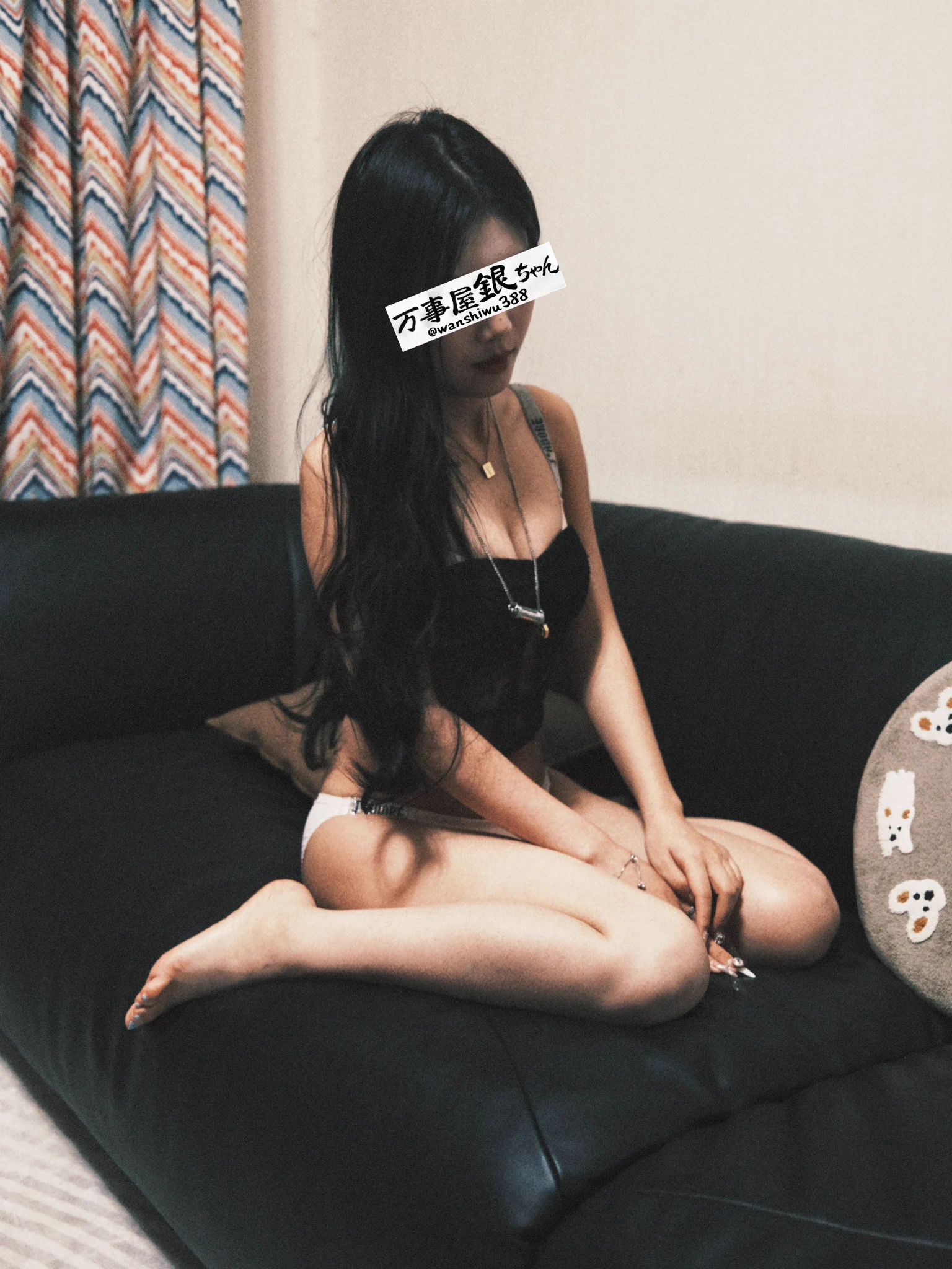 “你是m吗？”拍摄的过程中我漫不经心地问了一句，琪琪被我这么一问突然愣了一下，低着头面带羞涩地说算是吧，我不知道。“那你喜欢被打屁股，掐脖子吗？”，她脸色明显有些红了“喜……喜欢”。“那你把衣服脱了去跪着吧”，“好，我知道了”。整个过程虽然突兀，却极为流畅。我能感受到。这命令让她喜悦。 https://t.co/MKxh4qAIoE