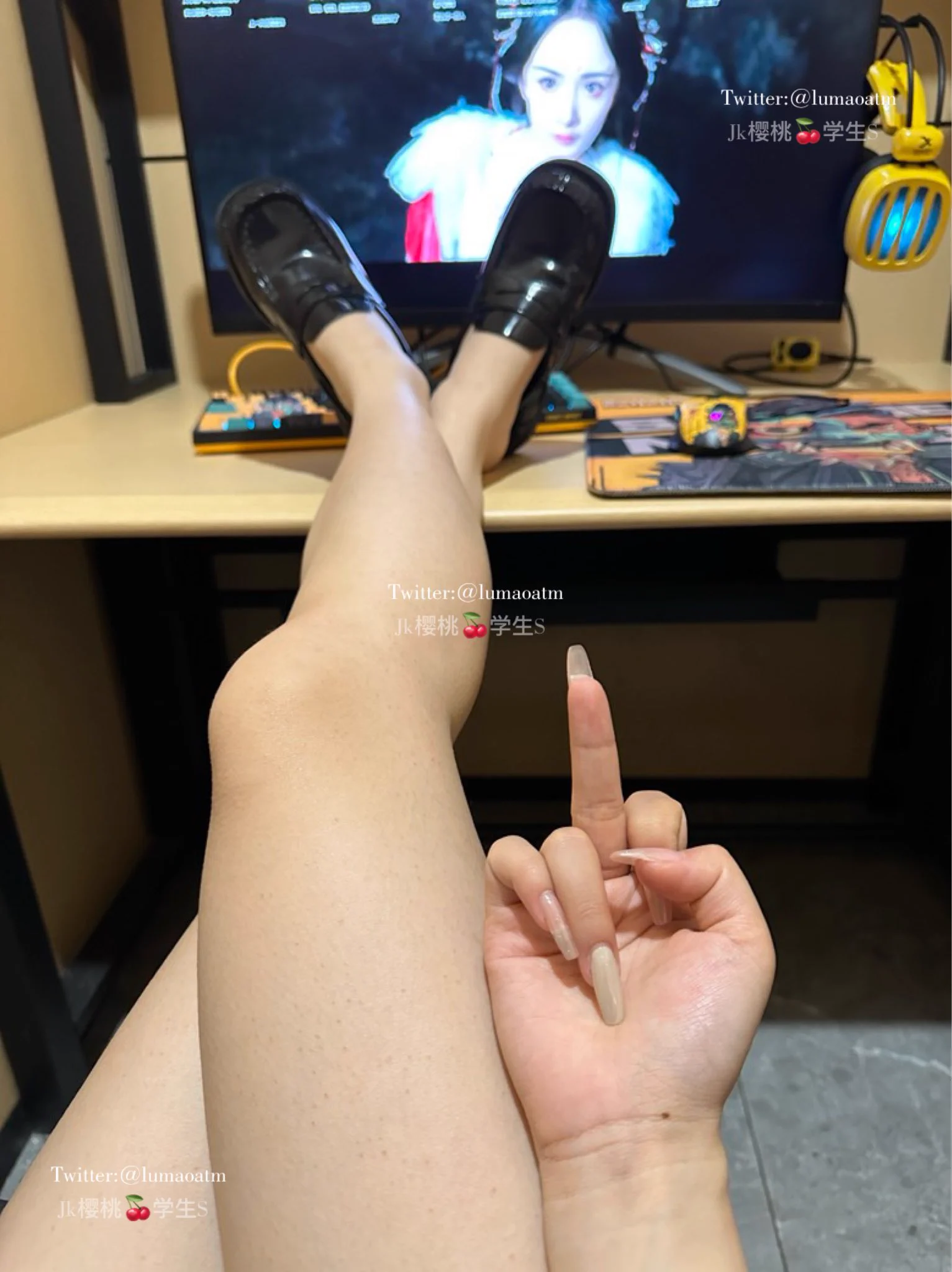 网吧包间空调温度打的也太高了，看着电视剧，脚都出汗了，来个贱狗🐶趴在桌子底下舔脚🦶🏻伺候主人@Daguidiyi @UeeDok@DaFoer_ @UeeTuip@Fojiangnice @seeyoutoWhy https://t.co/Y8JcJjIDeP