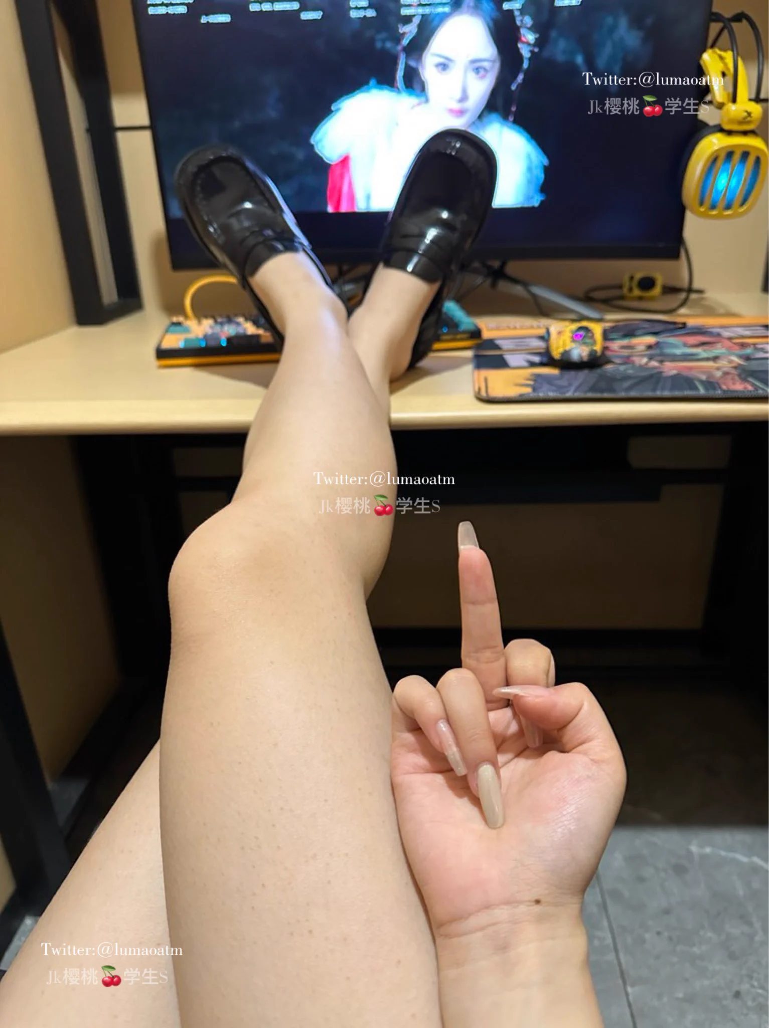网吧包间空调温度打的也太高了，看着电视剧，脚都出汗了，来个贱狗🐶趴在桌子底下舔脚🦶🏻伺候主人(关注➕点赞➕转发抽一个送部分照片)@SexytoBaby@SexytoLady@SexytoDoll@SexytoGirl https://t.co/zytECwTJkw