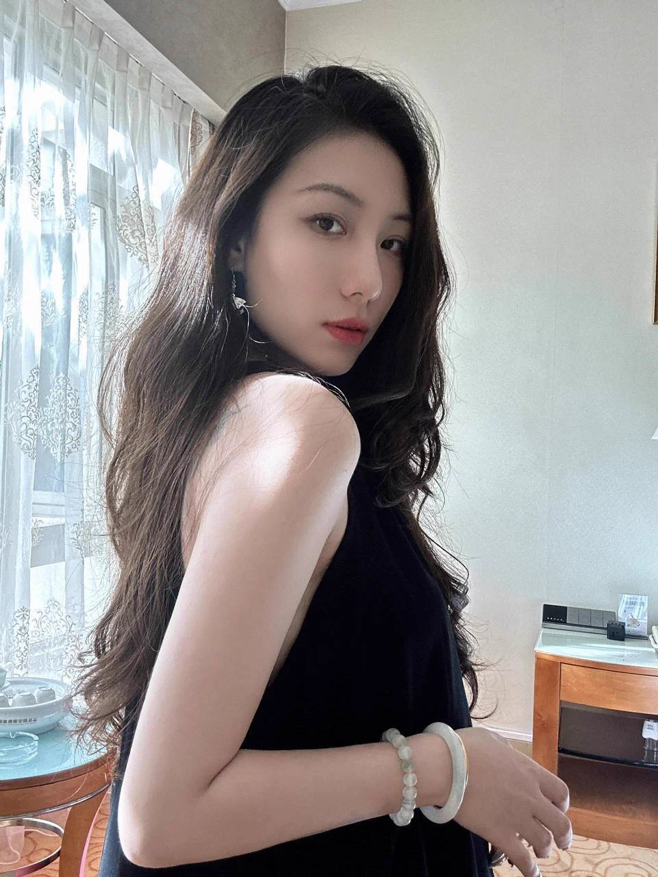头发散开，披着波浪长发，瞬间感觉气质就上来了～不过姐姐年纪真的没有很大啦…自拍一张，屁股和腿算是丰腴性感的吧～想把脸埋过来吗？这个周末有空…想约的来 https://t.co/AtwfgO6sxu