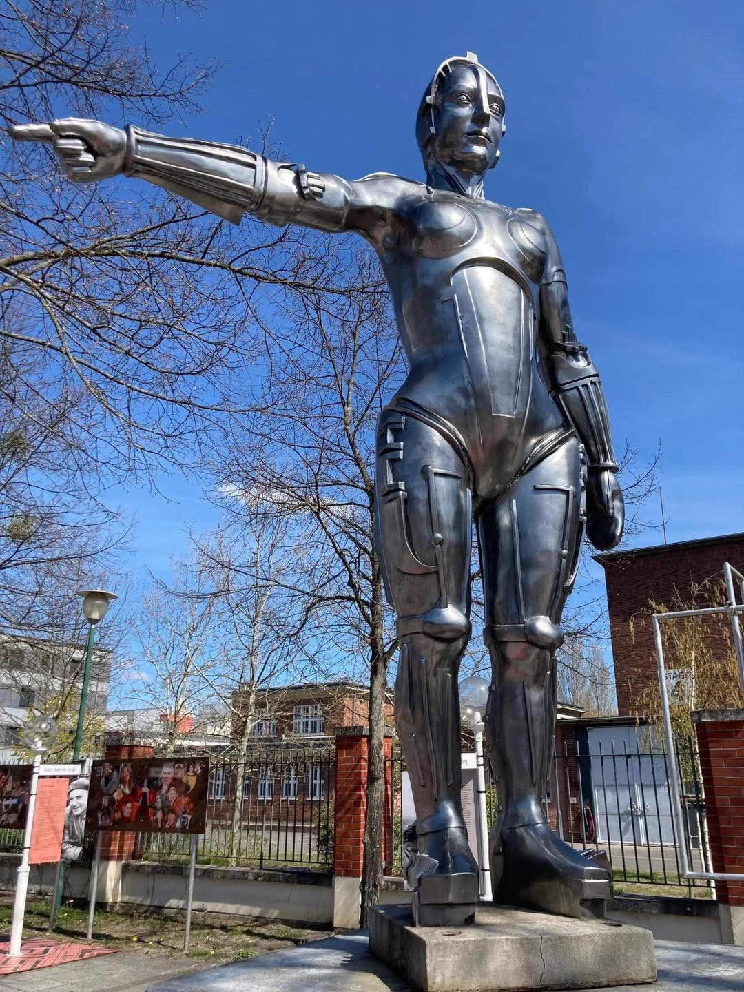 Maria from Metropolis pointing the way to the studio where the film was shot in Germany https://t.co/7Ejnx7RQ76