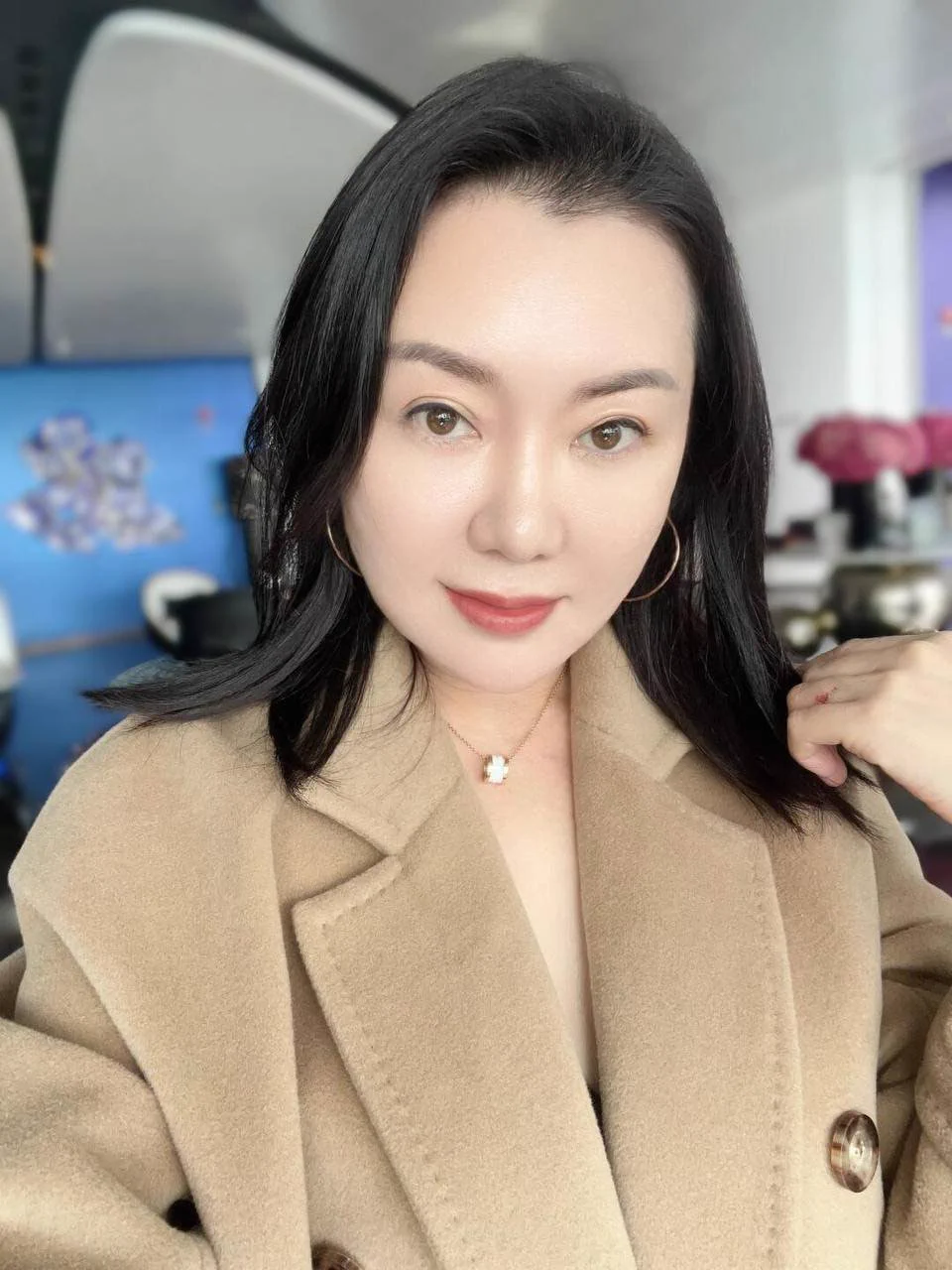 她爱风衣，爱红唇，爱冻得通红的脚踝。一双眉眼含着风情万种，娇笑着踩灭放纵的欲火…这就是姐姐喜欢的感觉…有人能懂吗～ https://t.co/SAUBY6RMoO