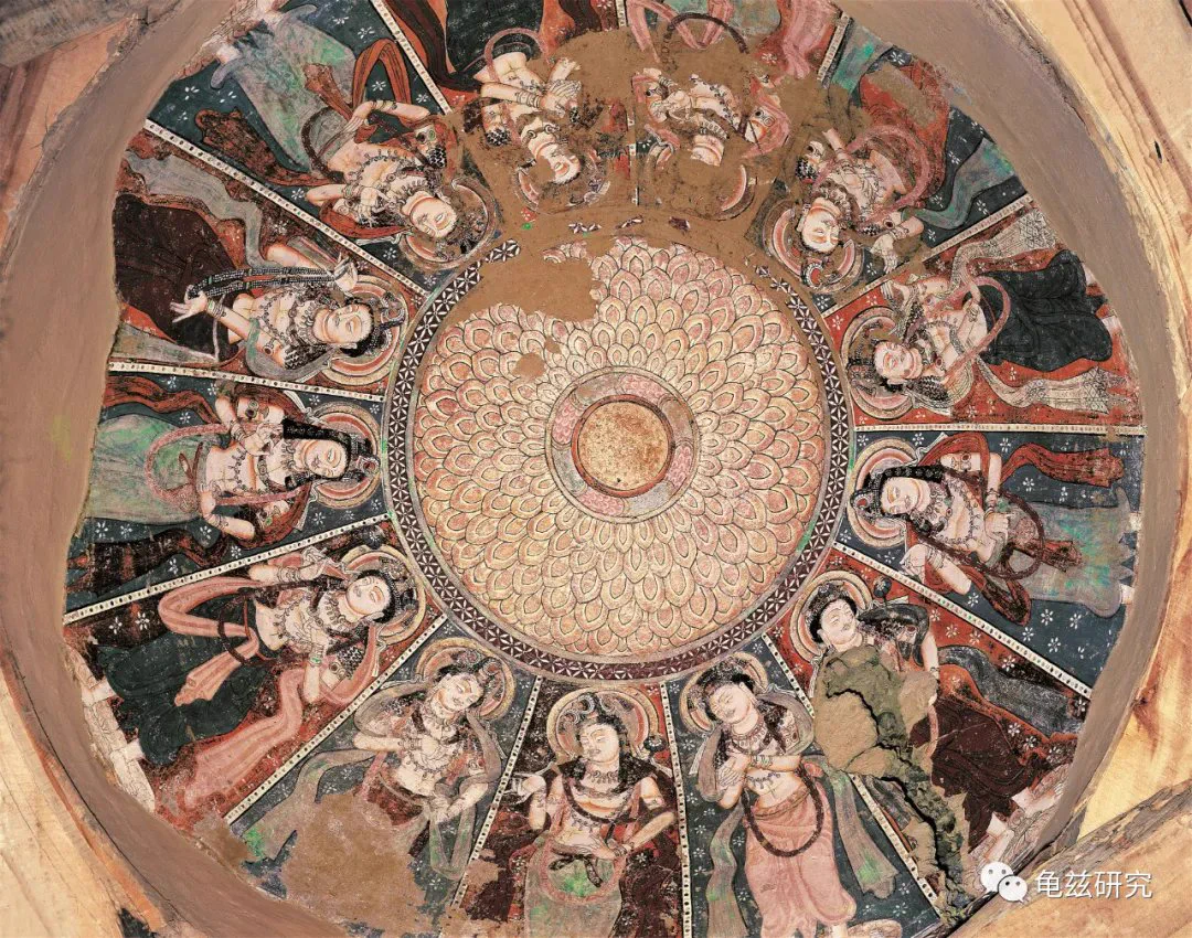 😍😍Nestled in Kucha city, #Xinjiang, the Kumutula Caves are a treasure trove of Buddhist art. Influenced by Tang Dynasty (618-907) styles, the murals and statues blend Gandhara, Qiuci (Kucha), Han Chinese and Uygur aesthetics. Remarkably, some cave inscriptions feature donors' names in Chinese, Uygur and Qiuci scripts, reflecting a rich cultural exchange. #DanceWithMurals #ChineseNation #Chineseway @SceneryofChina @DunhuangAcademy @ExploreXJ @DNeilSchmid