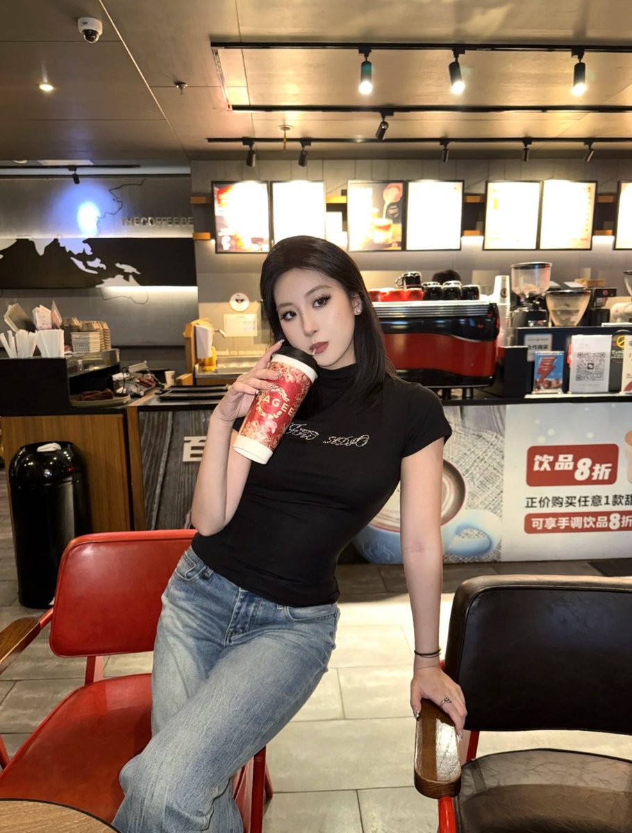 下辈子还长这张脸🖤 https://t.co/mDTqNCZ0X9