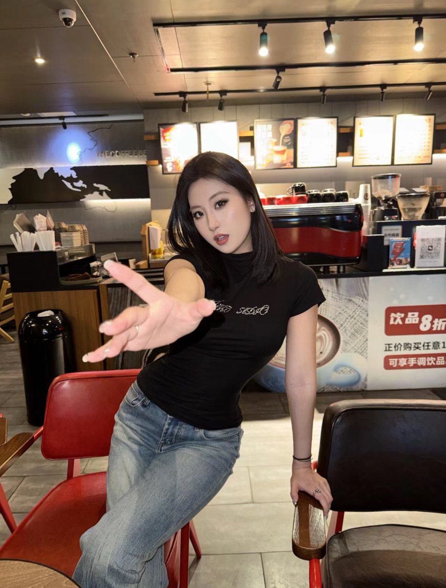 下辈子还长这张脸🖤 https://t.co/mDTqNCZ0X9