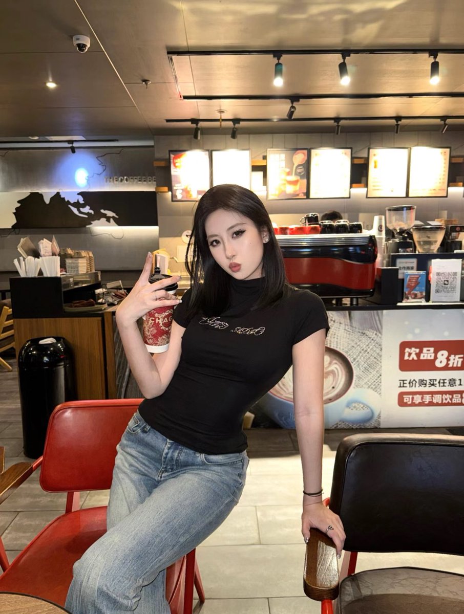 下辈子还长这张脸🖤 https://t.co/mDTqNCZ0X9