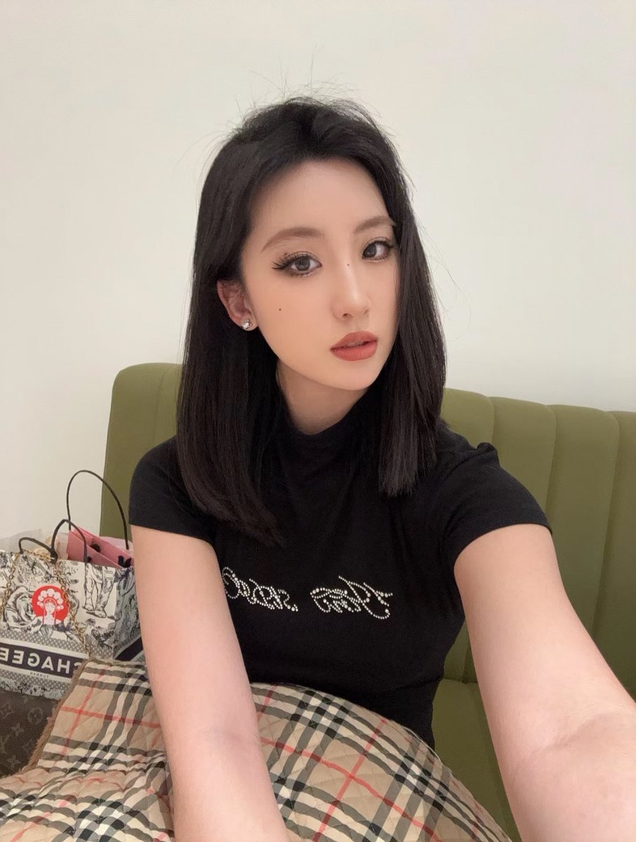 下辈子还长这张脸🖤 https://t.co/mDTqNCZ0X9