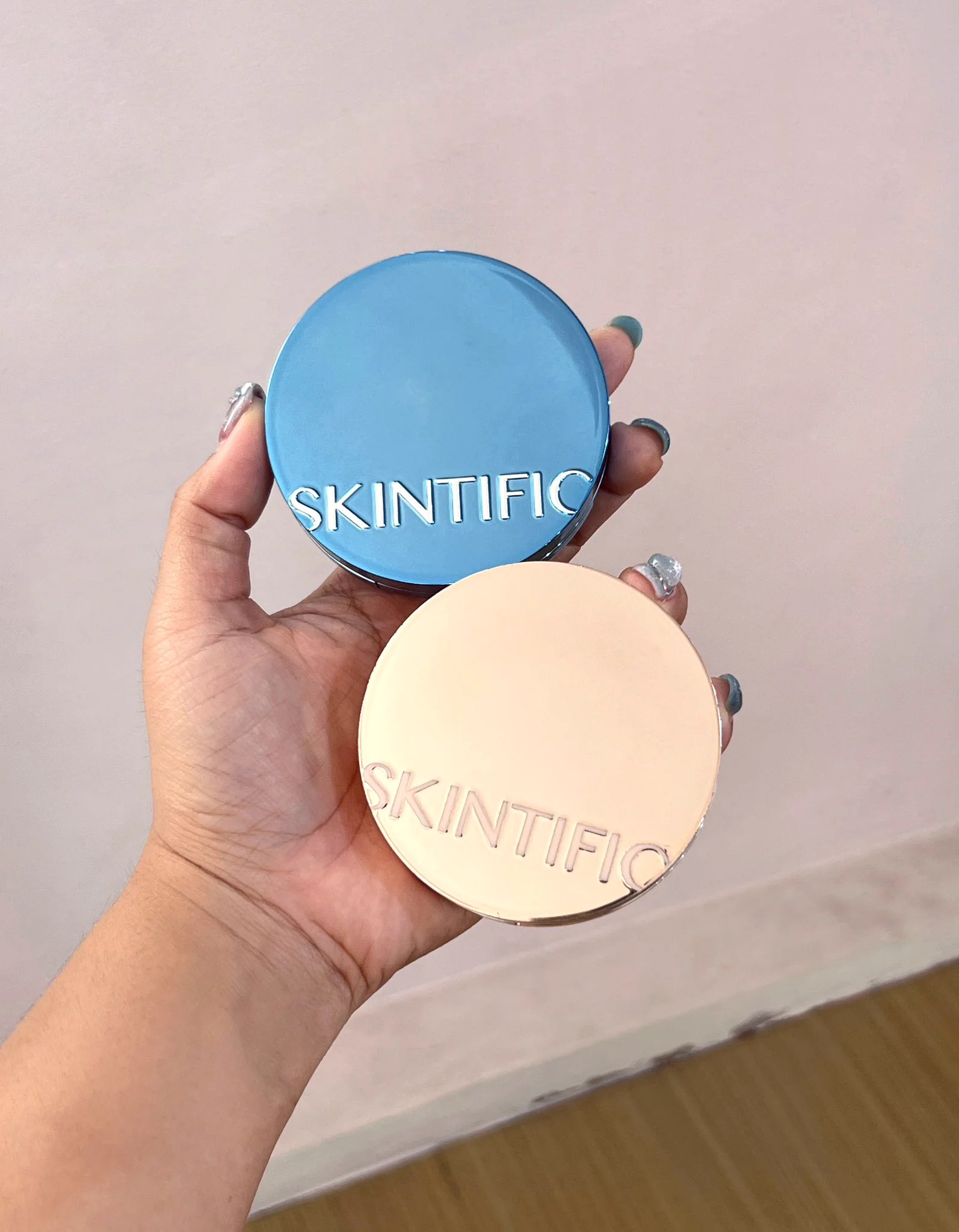 ต่างกันแค่ไหนมาจ่ะ!! เทียบคุชชั่น Skintific ทั้ง2รุ่น จริงๆชอบทั้งคู่นะ อยู่ที่วันนั้นเราจะแต่งลุคไหน เพราะใช้แล้วผิวสวยกริบสุด มีให้เลือกหลายเฉดด้วย เยิ้ปปปป 💎ตลับฟ้า ผิวแมตต์ เน้นปกปิดแบบ Full coverage ใครปัญหาผิวเยอะตัวนี้เลย ⭐️ตลับทอง ผิวโกลว์ ปกปิดกลางๆ ใครชอบงานผิวตัวนี้ ชอบแบบไหนก็จัด เนื้อดีทั้งคู่เลย 💙