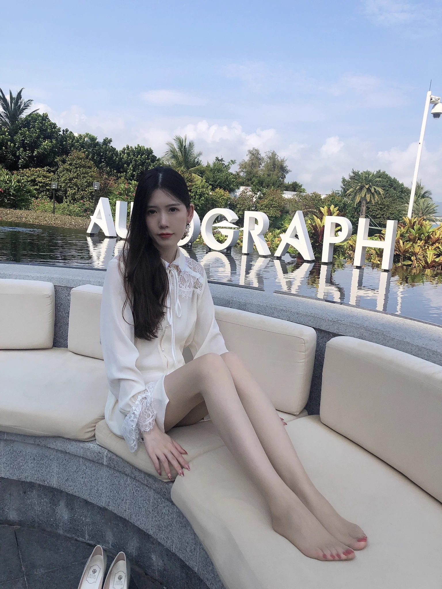 《刚出道的回忆录》第一第二张都是2020年拍摄的，那时刚学会点拍照，很多都是随拍，心境自由，表情恬静，高山流水，悠然自得，现在已经无法拍出这种作品了。#丝袜 #美腿 https://t.co/AmG8Hu46Em