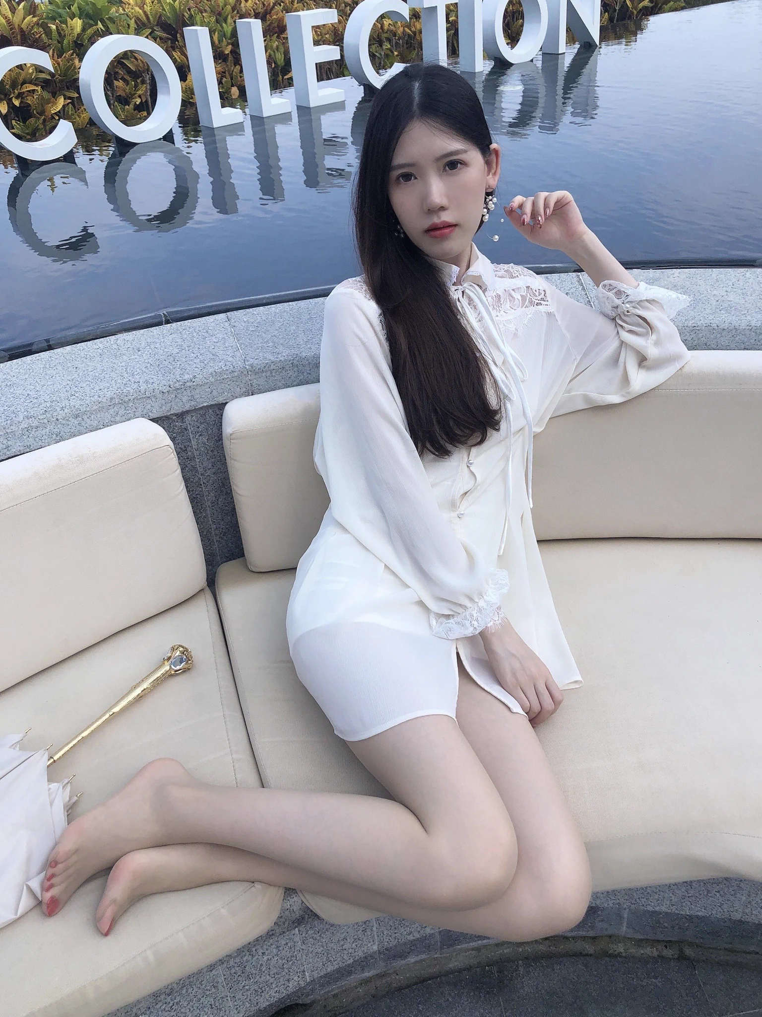 《刚出道的回忆录》第一第二张都是2020年拍摄的，那时刚学会点拍照，很多都是随拍，心境自由，表情恬静，高山流水，悠然自得，现在已经无法拍出这种作品了。#丝袜 #美腿 https://t.co/AmG8Hu46Em