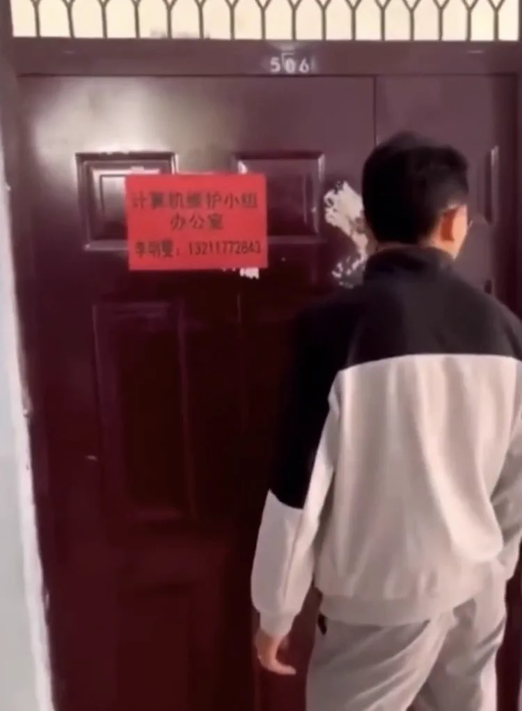 小情侣偷偷在办公室玩耍，领导收到线报带队上门捉人更多完整版精彩自拍长/短小视频在下方评论区或主页链接下载 https://t.co/BDgfPeXhQP