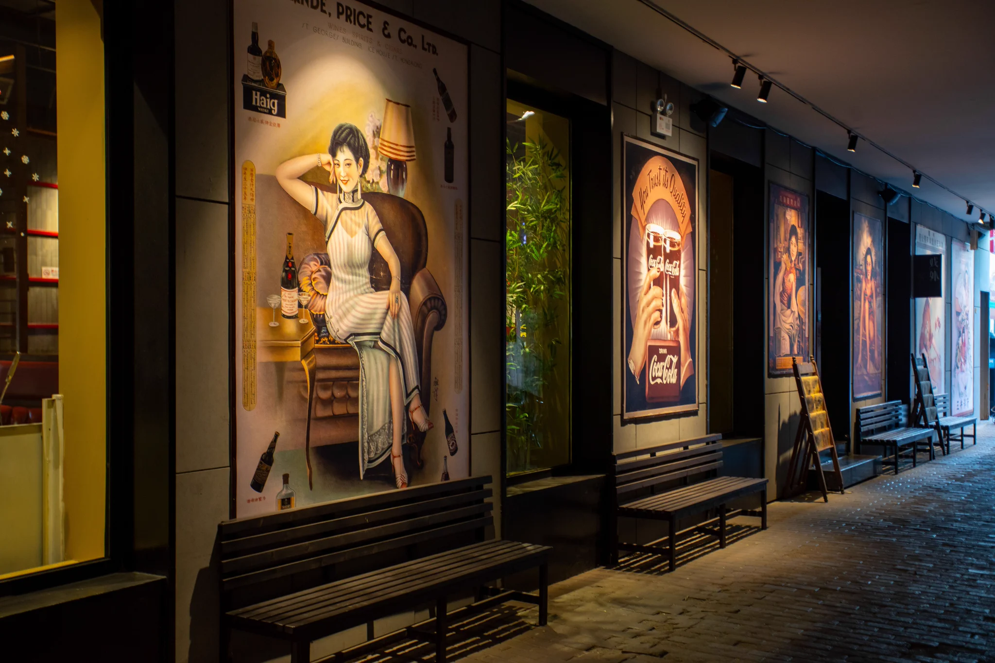 The Star #Theater is a creative hub with unique decor and a strong artistic character. It hosts small theaters, art exhibitions, cafes, bars, and restaurants, making it a great place to hang out and enjoy culture, focused on original drama. #VisitBeijing #Beijing https://t.co/jhzzQGo1Uv