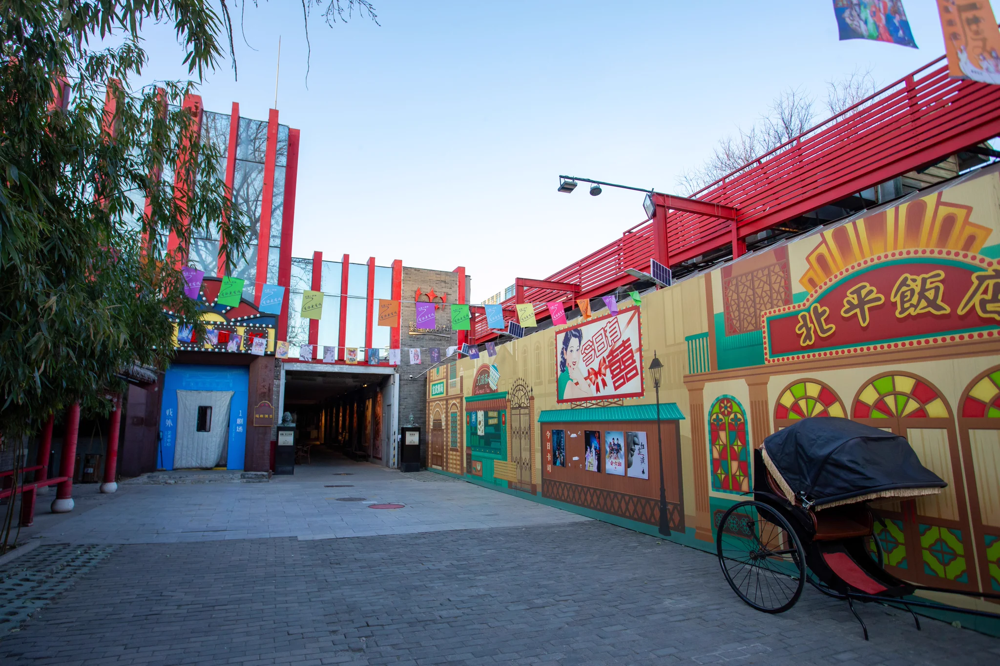 The Star #Theater is a creative hub with unique decor and a strong artistic character. It hosts small theaters, art exhibitions, cafes, bars, and restaurants, making it a great place to hang out and enjoy culture, focused on original drama. #VisitBeijing #Beijing https://t.co/jhzzQGo1Uv