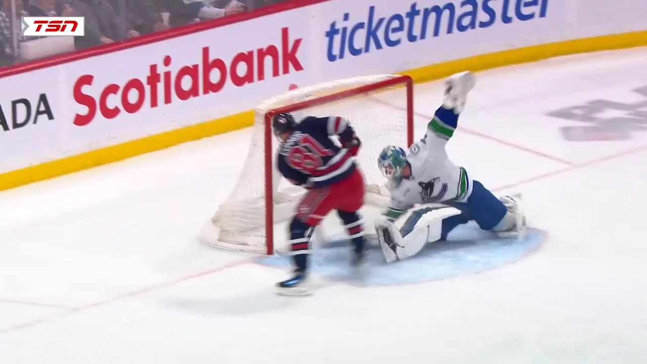 A NATURAL HAT TRICK IN THE FIRST PERIOD! 🔥 What a start for Kyle Connor! Hat Trick Challenge presented by @AstraZenecaUS https://t.co/bdltZo7RlR