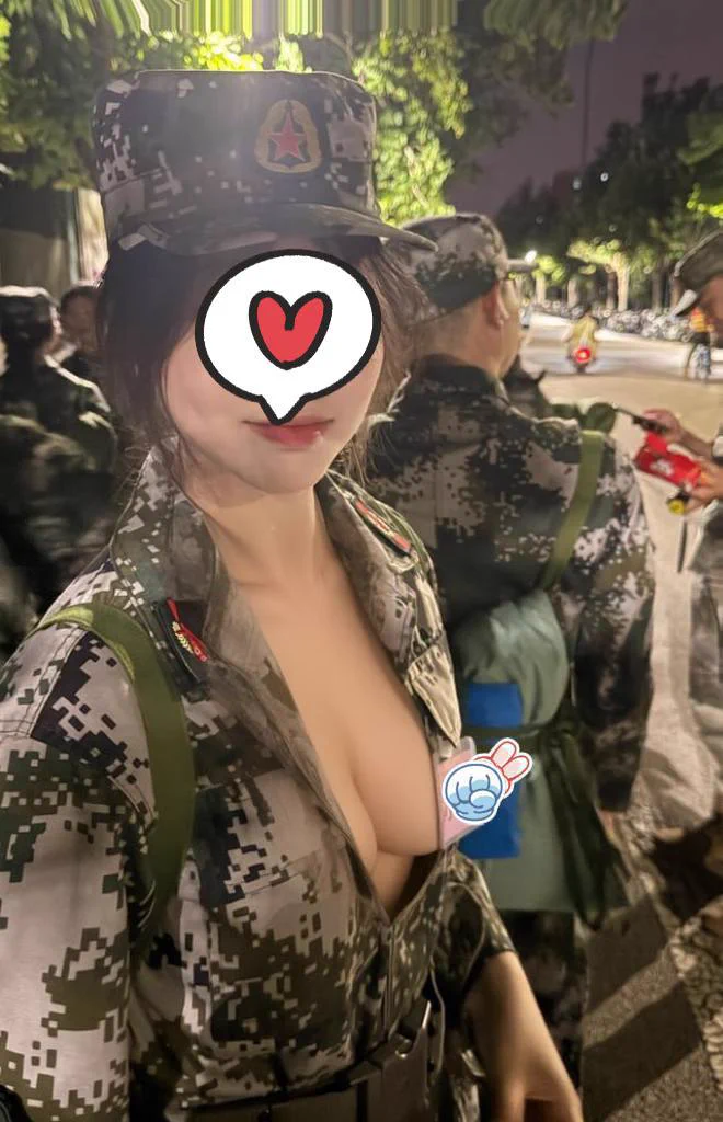 翻照片发现了入学时军训的照片～新生里应该只有我这么大胆吧，训练服下面是真空一丝不挂的…不过我们学艺术的就是有很多天马行空的性幻想，不知道有没有人想陪我完成呢… https://t.co/U1bevmPGdq