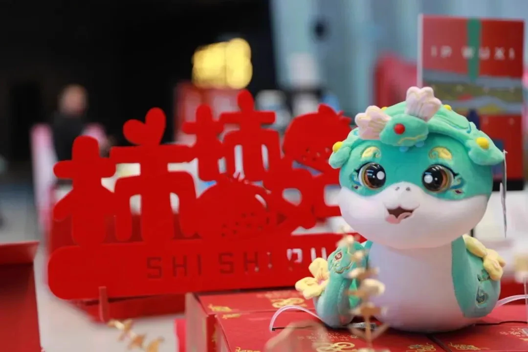 Today, Erquan Square📍 at Chong'an Temple in #Liangxi district transforms into a bustling scene for an exciting flash mob event showcasing an array of innovative cultural and creative products related to the upcoming 2025 CCTV #SpringFestival Gala🏮.From stunning commemorative stamps✉️ and adorable mascot plush toys🪆 to charming refrigerator stickers🏷️, all are designed to convey auspicious blessings to the #YearofSnake🧧.So, why wait? 😉Dive into the festive enchantments at this hot spot and let your heart brim with joyous anticipation for the new year!🎉 #LiangxiTour