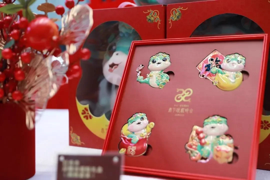 Today, Erquan Square📍 at Chong'an Temple in #Liangxi district transforms into a bustling scene for an exciting flash mob event showcasing an array of innovative cultural and creative products related to the upcoming 2025 CCTV #SpringFestival Gala🏮.From stunning commemorative stamps✉️ and adorable mascot plush toys🪆 to charming refrigerator stickers🏷️, all are designed to convey auspicious blessings to the #YearofSnake🧧.So, why wait? 😉Dive into the festive enchantments at this hot spot and let your heart brim with joyous anticipation for the new year!🎉 #LiangxiTour