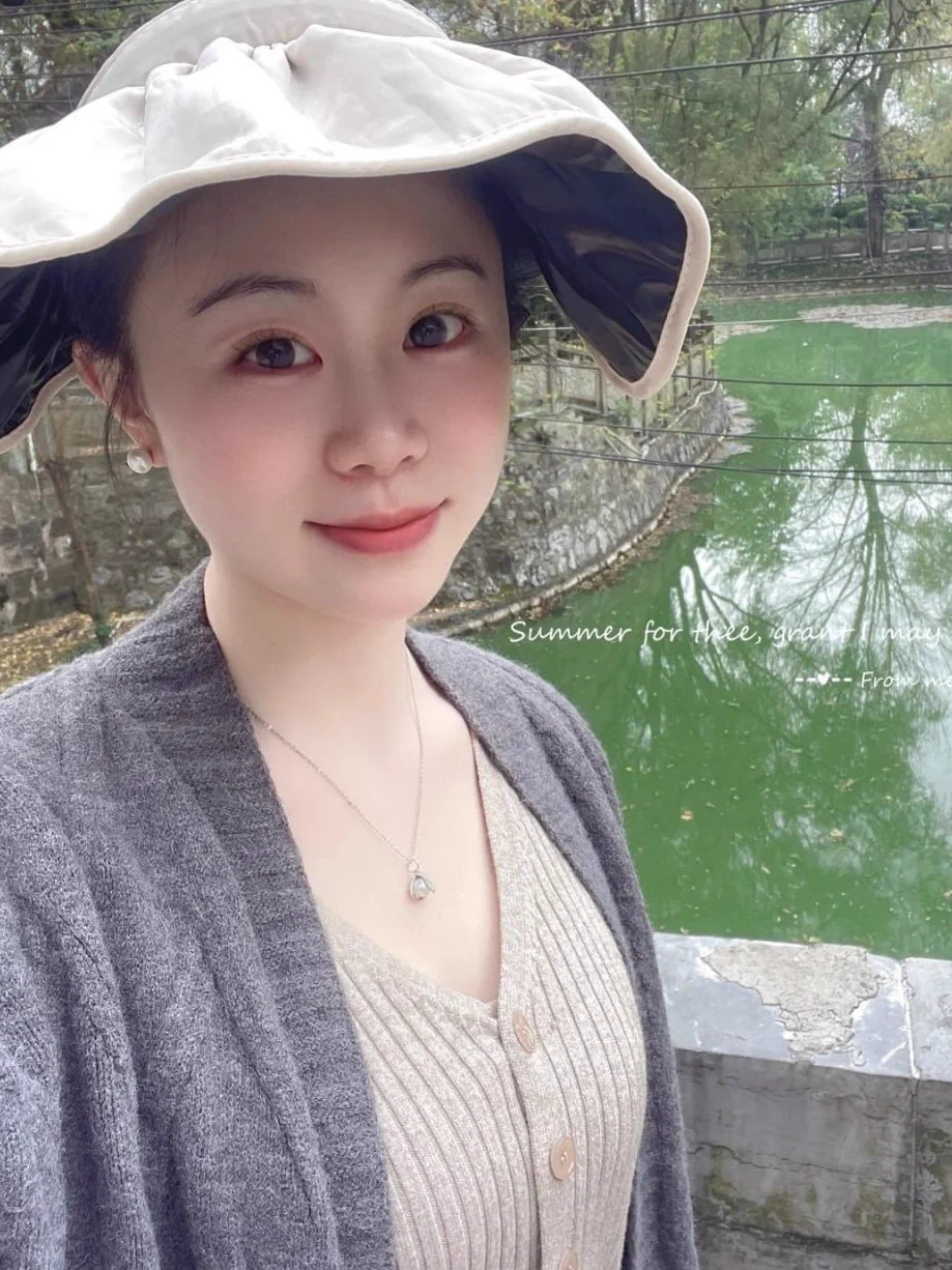 趁着午休的时间在公司旁边的公园散散步，不然太容易困了～突然间欲望来了，就想大胆一次…本来就是没穿内裤的，直接给丝袜撕了个洞，把小穴拍给你们看…真的好刺激，就是一会儿上班的时候很容易走光啊…（在推特就要大胆点，线下可约，私信报名就行～） https://t.co/DG2uUrbZwZ