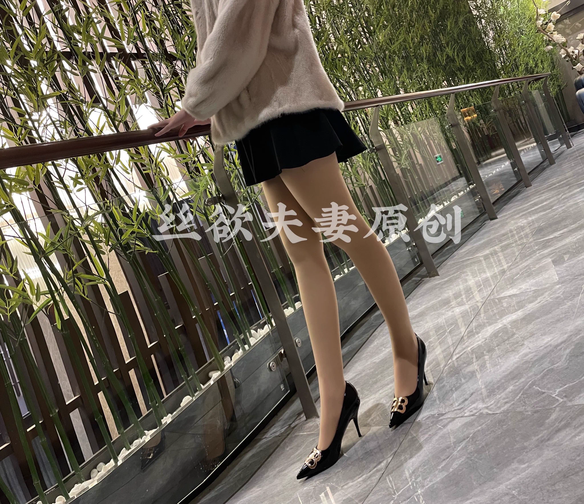 穿这么短的裙子出来简直淫荡得很！稍微一动就走光！不知道被多少人看到了丝袜包裹下的肥臀，快来摸快来摸😝 https://t.co/lWYGnAk0pv