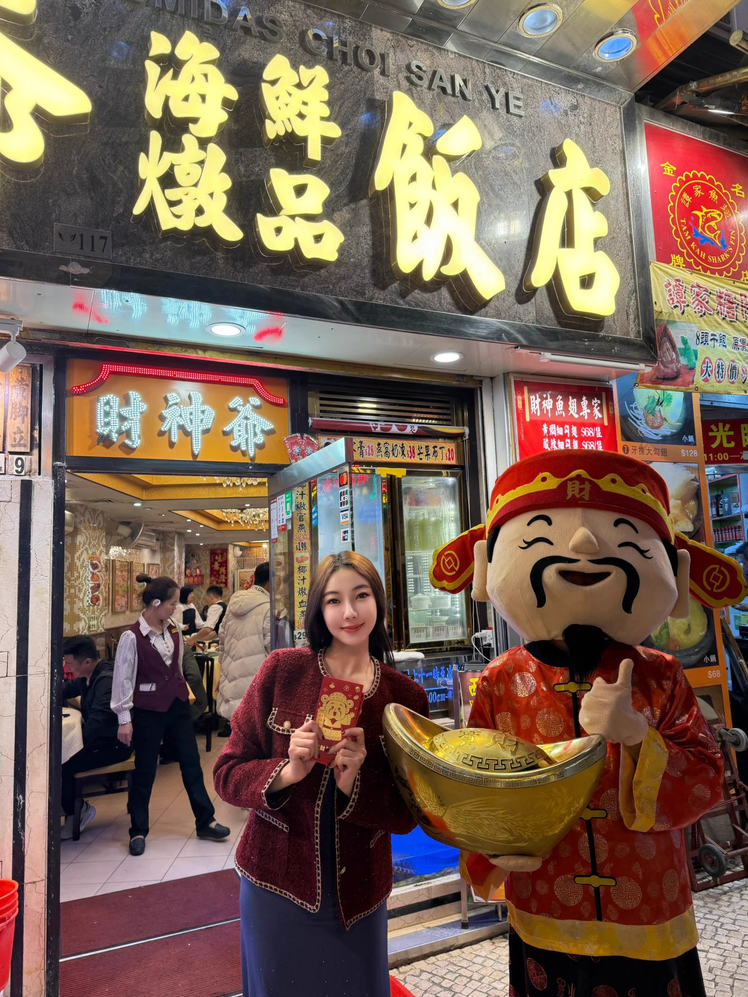 晚上的外景🌃白天的citywalk🌆每天几万步的拍摄日程紧凑到爆，工作的感觉真是酣畅淋漓，拍摄的时候碰到了一只叫火腿的狗狗，热情奔放❤️‍🔥旅行就是无处不在的温暖惊喜还有收获。@guoer0212 https://t.co/SmbP3hoUPb
