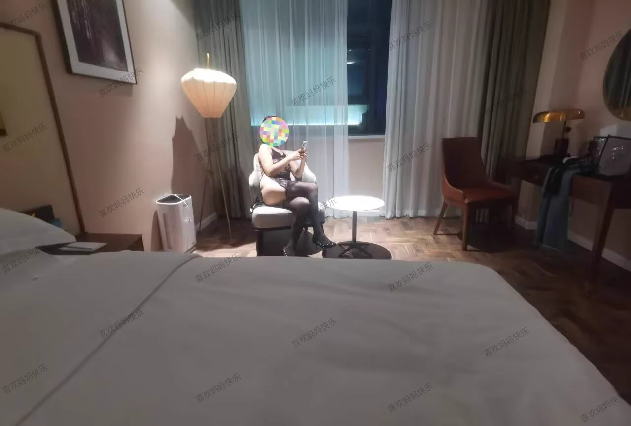 少妇是个语文老师老公异地无法满足，憋了很久被我勾搭忍不住出轨。大鸡巴插进去眉头紧锁，扛腿猛操低声娇喘享受偷情带来的快感，干三次，怕怀孕让我带着套，下次开发她无套内射，最后大鸡巴缓缓从逼里拔出伴随着老师轻轻的喘息 ~~白天小朋友眼中的好老师、夜晚就是大胸下贱母狗。 https://t.co/oNPKbwjzVe