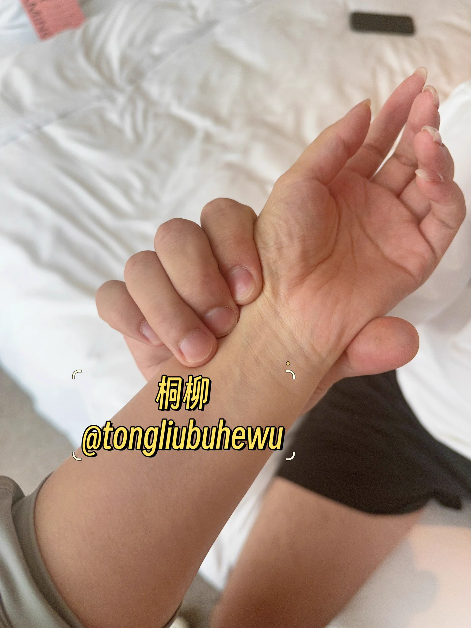 去年7.25号，约到一个傲娇的中医天命人！因为他也挺浪，我嘴又碎，就给他得罪了，原因是他跟我秀跟别人做的反馈截图，我就说他活一般😌他就攻击说我大体格子，脸盘子大😒但秉承着治病救人的他还是没有放弃我，昨大半夜给我写了个药方，让我今天去抓药！傲娇男孩子可得哄着来，比我脾气大 https://t.co/l80VwIc2fu