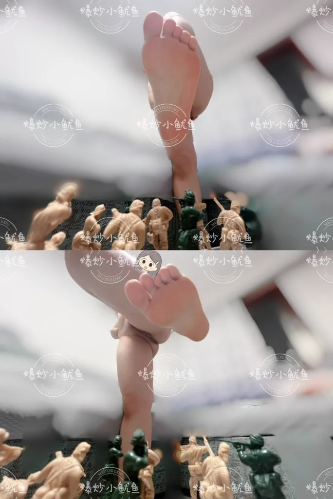 👏🏻千呼万唤始出来👏🏻🌸鱿鱼短篇小说第一季来咯~🌸 公元2025年的某一天，下班途中的鱿鱼小姐忽然被一道闪电劈中……⚡ 当她再次醒来发现竟然穿越到了异世界，不过这里的人类只有1厘米大小，而且很少有女性，小人出动了很多部队，鱿鱼小姐拼命反抗，但是最后还是被被小人成大字形牢牢地绑在了地面，并且被扒光了衣服，穴穴被一个扩阴器完全撑开，露出了从未暴露在外的粉粉嫩嫩的宫颈口！ 白嫩的躯体上和周围都站满了小人，他们在对鱿鱼小姐肉体进行评价，看着这一幕，鱿鱼小姐内心十分羞愧难当，并且很害怕这些小人会对他做些什么，同时心底一种奇怪的性癖正在悄悄觉醒，眼尖的小人国王突然发现鱿鱼小姐穴穴竟然开始分泌透明的水水。于是派遣了他们国家中的顶尖生物学家，准备进入到鱿鱼小姐的穴穴中，带着一些不知名的机器准备做些什么……（未完待续）❗图四有惊喜❗全网第一逆天举牌！绝无仅有请那些再说我盗视频的请爬走！！Ps请关注我好嘛♥(｡￫v￩｡)♥Ps2个人比较喜欢图3第2张（捂脸）@DaFoer_@Daguidiyi@Fojiangnice@Xiaoxiaofoer