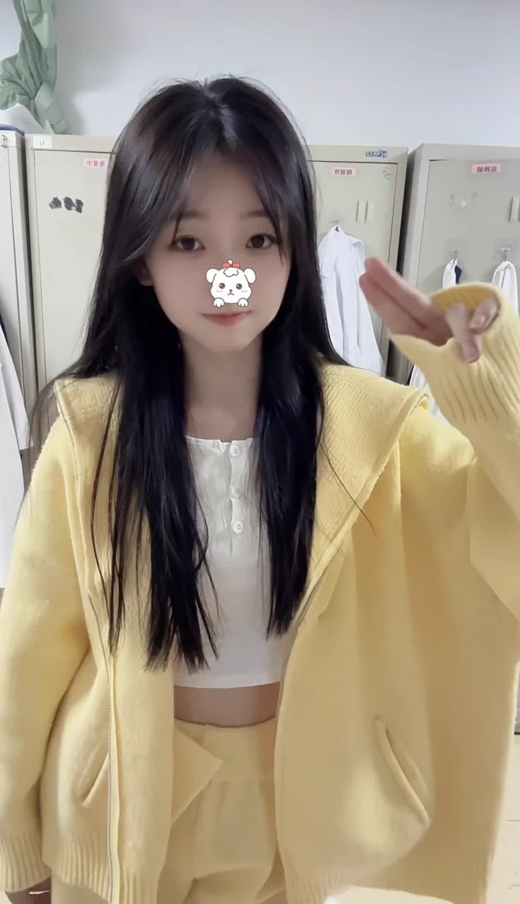 喜歡穿黃黃ㄉ我嗎♡還是不管穿甚麼都喜歡&gt; &lt; ♡ https://t.co/xhfBv8Aal7