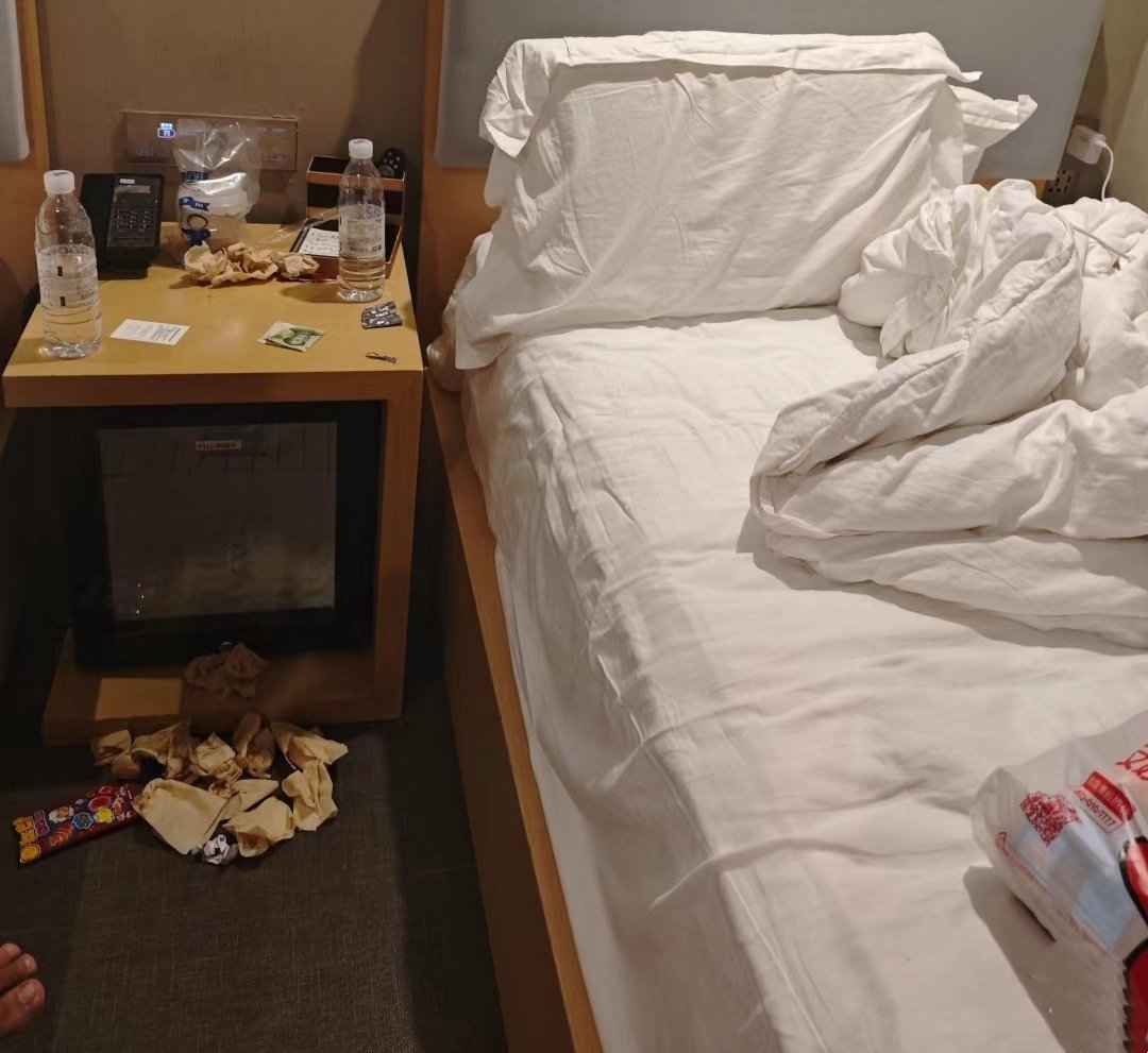 保洁阿姨看到这一幕应该会崩溃吧…… https://t.co/alLhZRrTi7