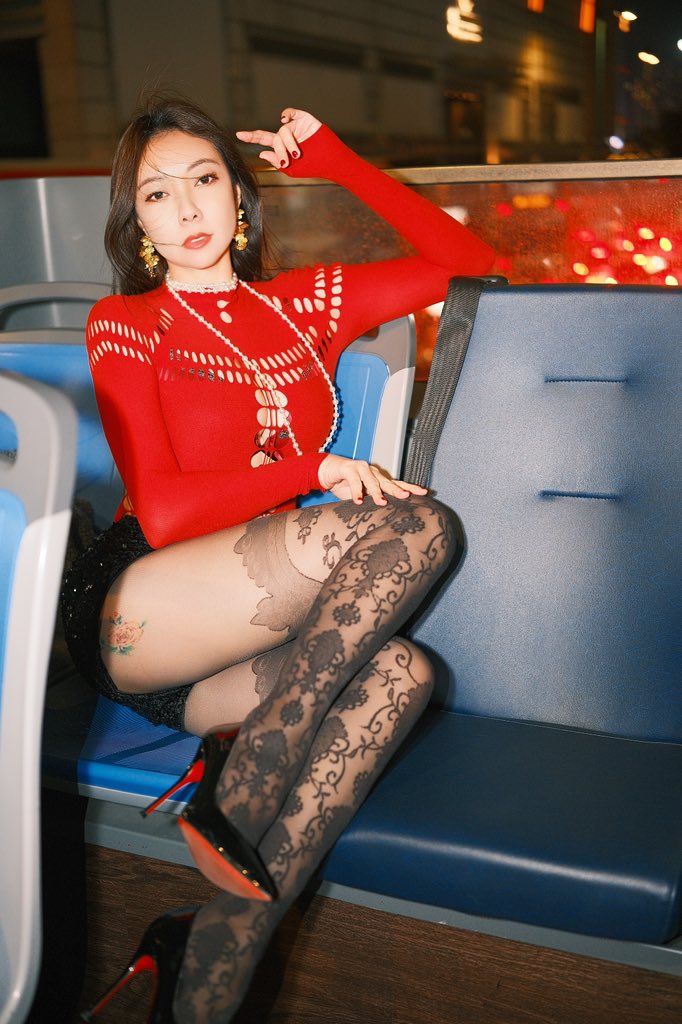 回想十年前第一次来香港，不同的心境，不同的感受，看着香港的夜景，曾经觉得咬牙坚持的过往现在回头看却感觉不值一提，让一切随风，咱们轻舟已过万重山吧！@guoer0212 https://t.co/IGApvF7Fnn