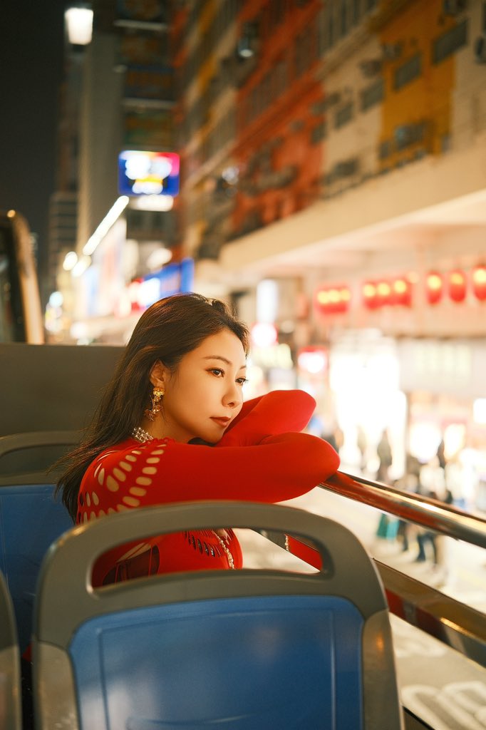 回想十年前第一次来香港，不同的心境，不同的感受，看着香港的夜景，曾经觉得咬牙坚持的过往现在回头看却感觉不值一提，让一切随风，咱们轻舟已过万重山吧！@guoer0212 https://t.co/IGApvF7Fnn