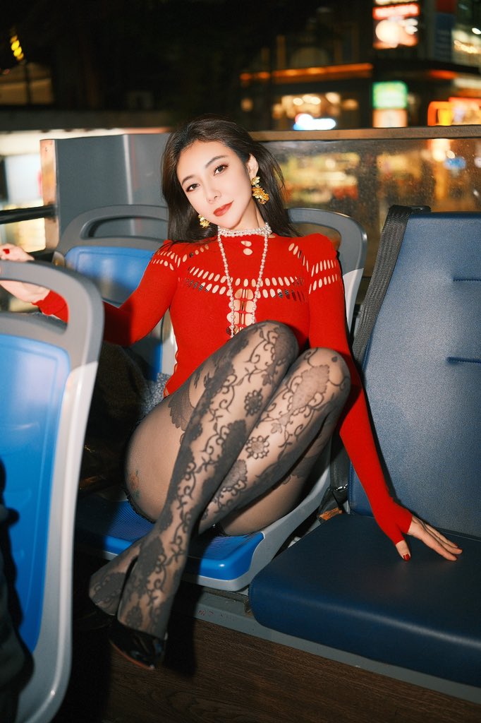 回想十年前第一次来香港，不同的心境，不同的感受，看着香港的夜景，曾经觉得咬牙坚持的过往现在回头看却感觉不值一提，让一切随风，咱们轻舟已过万重山吧！@guoer0212 https://t.co/IGApvF7Fnn