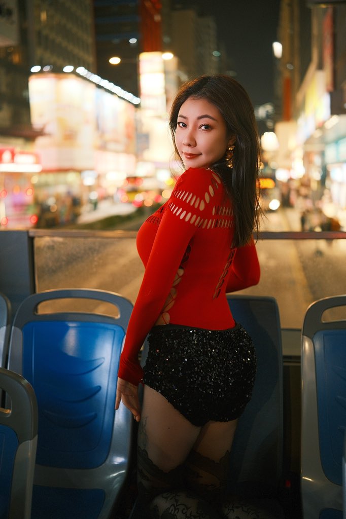 回想十年前第一次来香港，不同的心境，不同的感受，看着香港的夜景，曾经觉得咬牙坚持的过往现在回头看却感觉不值一提，让一切随风，咱们轻舟已过万重山吧！@guoer0212 https://t.co/IGApvF7Fnn