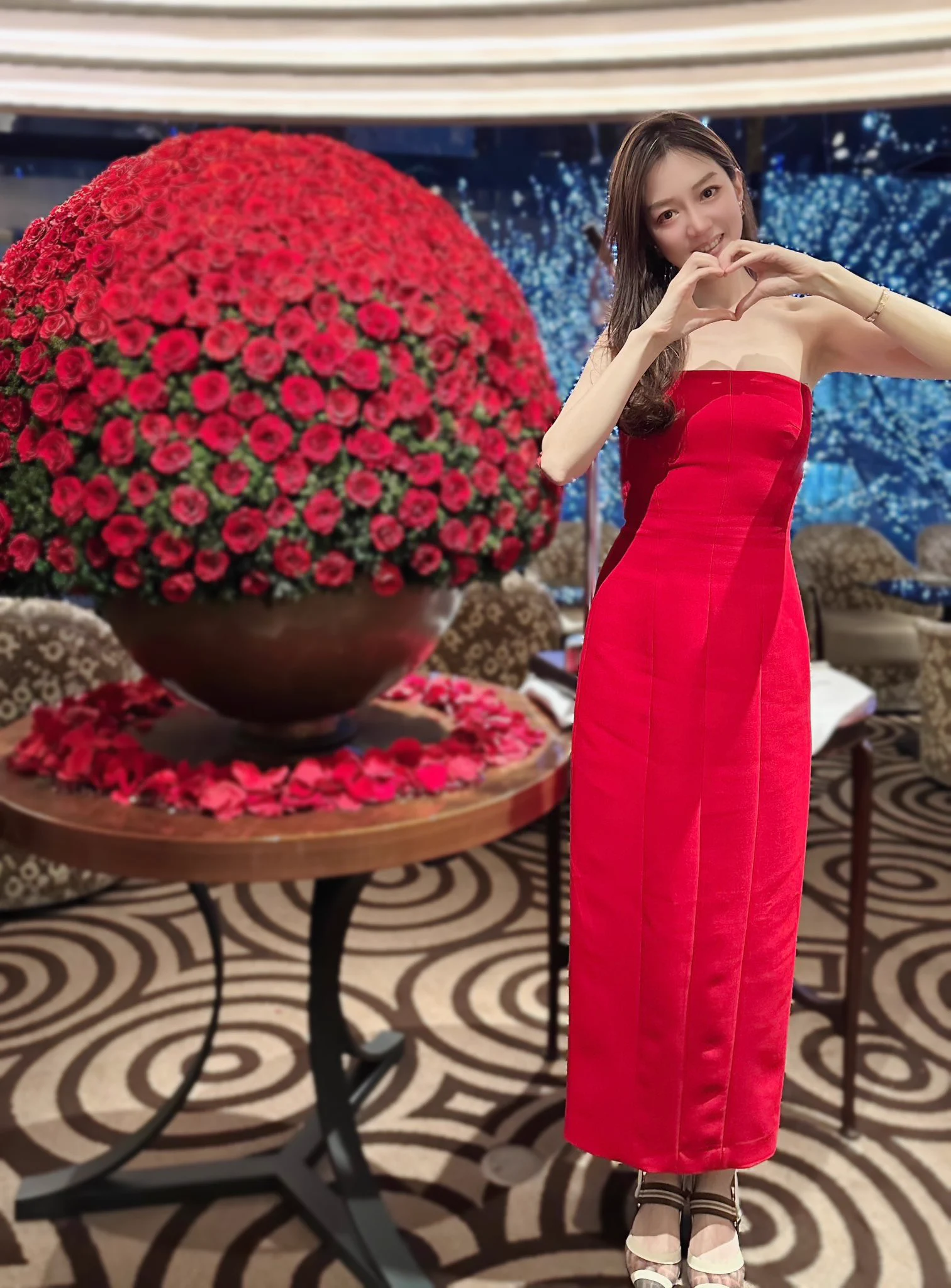 不是 不是 不是吧~这狗男人居然送5200朵玫瑰平时没看出来他这么会浪漫😆，我今天穿的红裙子和这花拍照好像很搭，你们觉得好看不 https://t.co/FVzeCKwA0x