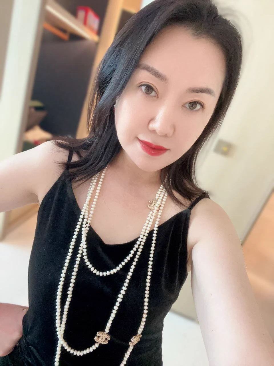 公司年会，我如果穿这套上去讲话，这样的着装会不会显得轻浮？会不会被人吐槽说我穿这样是为了勾引男人？之前公司就有人在背后说过我类似的话😭 https://t.co/scypifjYNN
