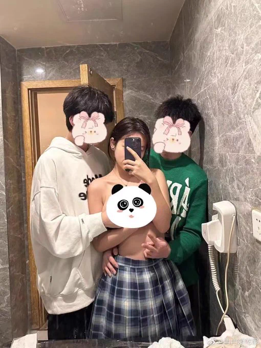 聊了好久的小哥约我见面，结果一进房间还有他的哥们在，最后想了想，来都来了，就一起玩了会🤣 https://t.co/PzSZjunrfn
