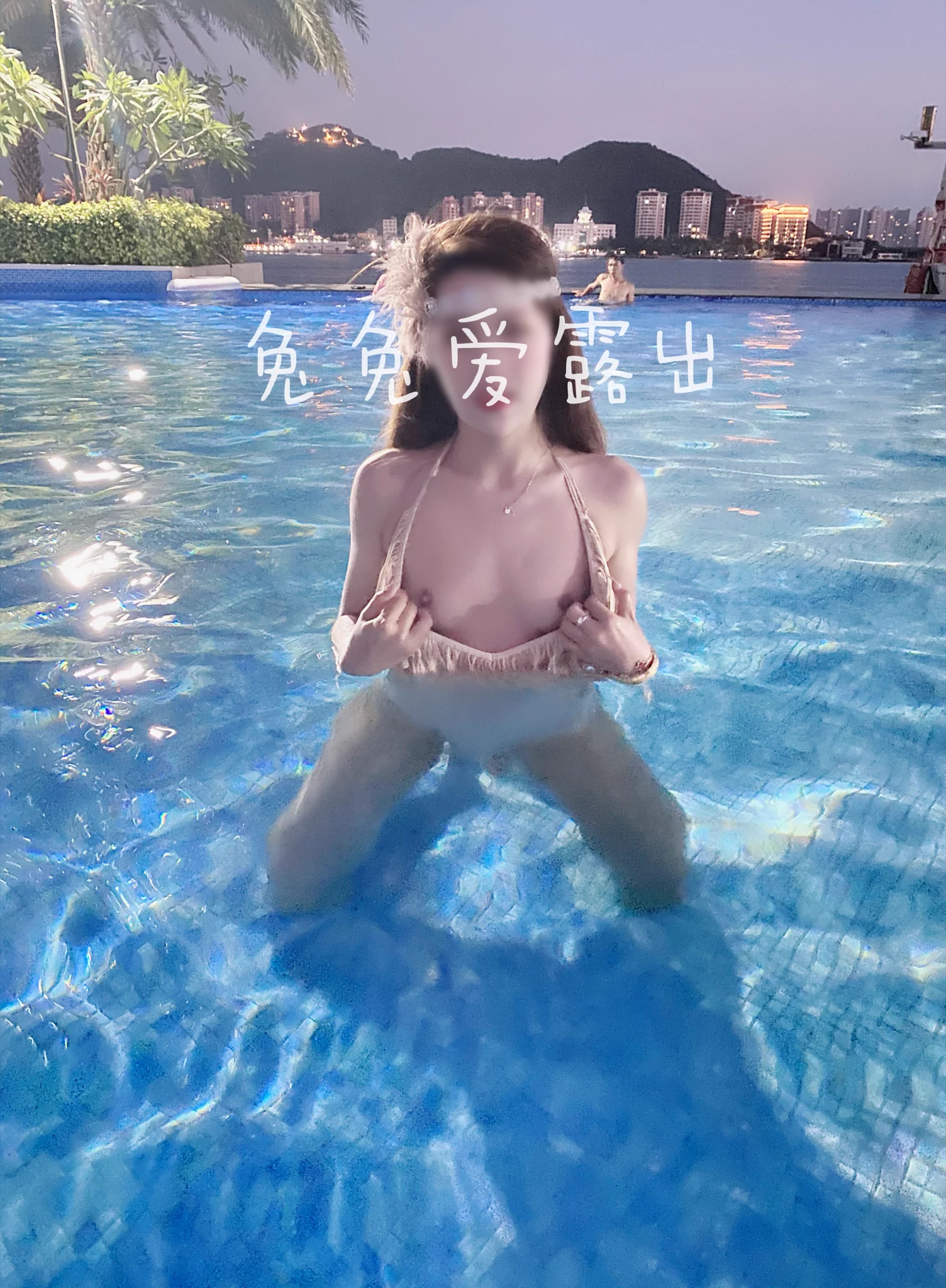 酒店下面的泳池里露出一下，后面还有个大哥一直盯着我看，也不知道她是想要干点什么呢，他主动一点没准我就和他一起合照一张呢 https://t.co/X5nxTMuvc0