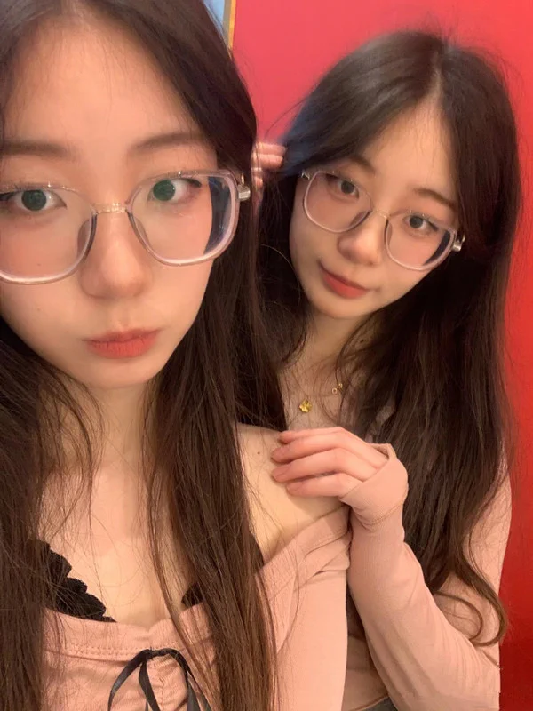 我和我的双胞胎姐妹，想看我们私密照的点赞🤭偷偷发给你看，私信自取. #双胞胎 #姐妹花 https://t.co/zgZC8BQeyi