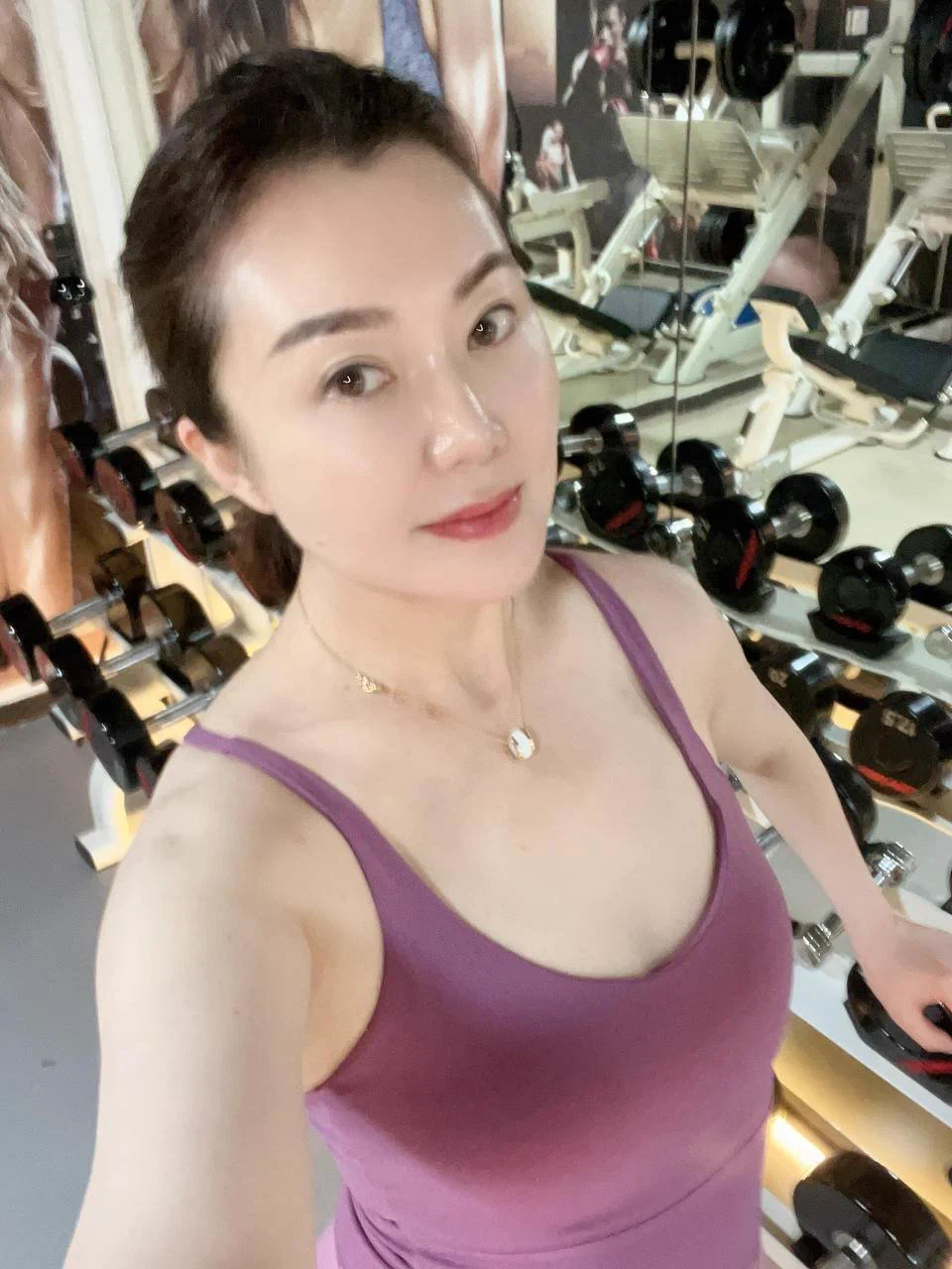 好无聊，没人挨我玩，只能在家练练瑜伽🧘🏻‍♀️了，感觉自从练了瑜伽后身体都软软的了，真没乱说，上次还有个弟弟说我身体又软又香😂 https://t.co/diuKiNVC90