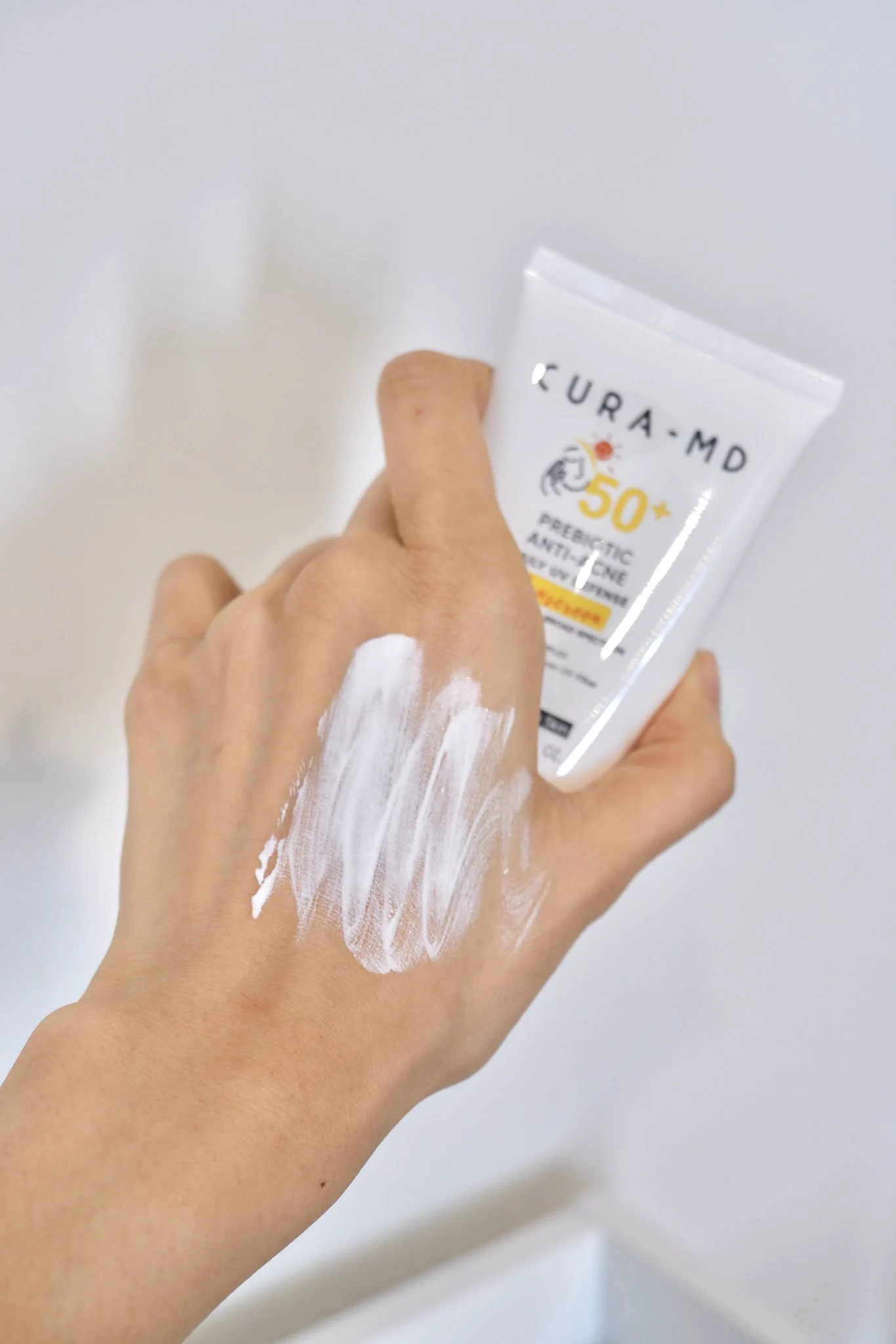 กันแดดสำหรับคนเป็นสิวของคูร่า-เอ็มดี ตัวนี้มีพรีไบโอติก ป้องกันรังสี UVA UVB ใช้แล้วเนื้อบางเบากว่าที่คิดมากๆ เห็นสีขาวเนื้อดูเข้มข้นแบบนี้ แต่จริงๆคือเนียนไปกับผิวเลย ไม่วอก เนื้อลื่นเกลี่ยง่าย ซึมลงผิวแล้วเย็นสบาย ไม่มีความเหนียวหน้าเลย แต่งหน้าต่อได้ไม่เป็นคราบ ใช้ได้ง่ายๆทุกวันนน และไม่อุดตันเลย
