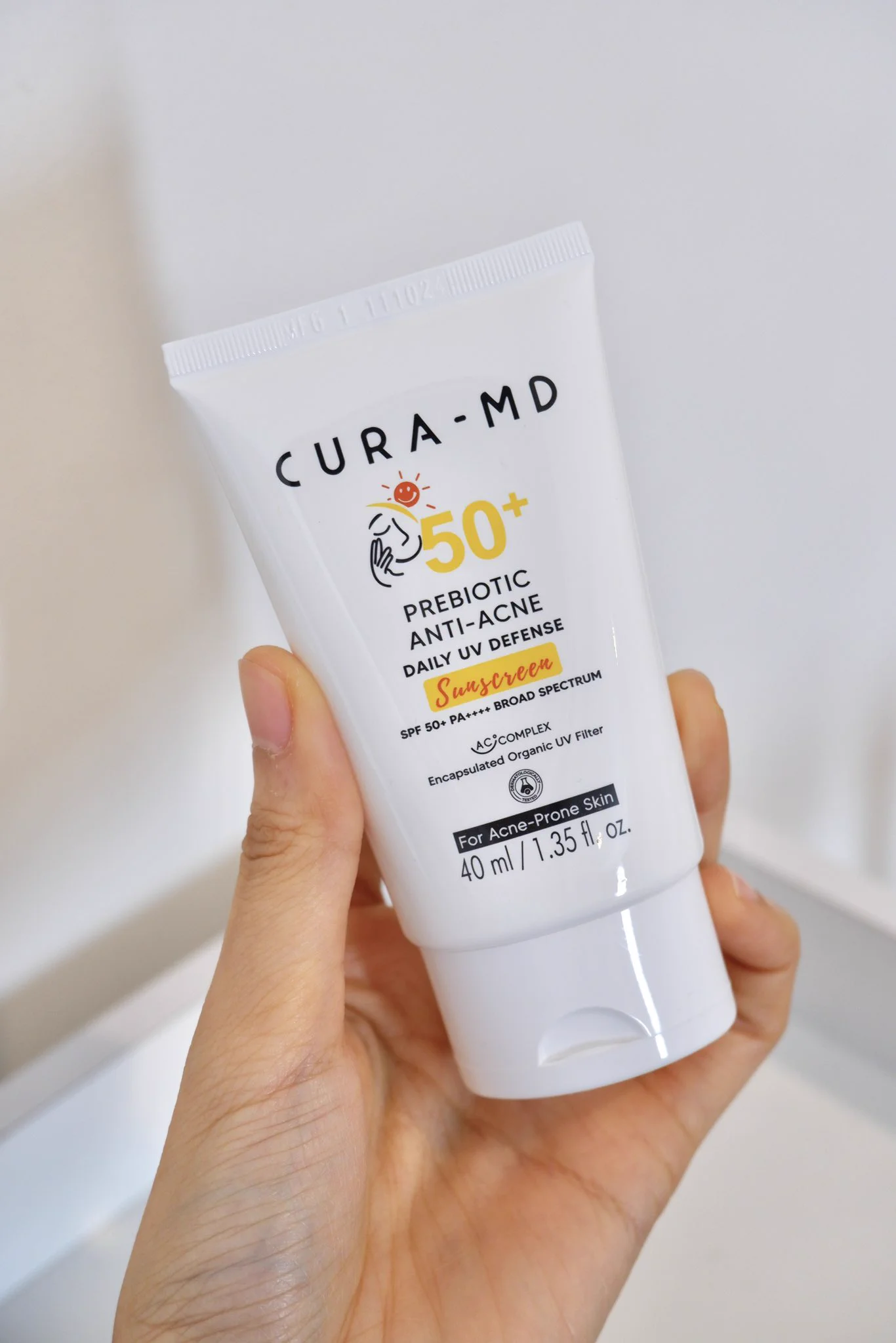 กันแดดสำหรับคนเป็นสิวของคูร่า-เอ็มดี ตัวนี้มีพรีไบโอติก ป้องกันรังสี UVA UVB ใช้แล้วเนื้อบางเบากว่าที่คิดมากๆ เห็นสีขาวเนื้อดูเข้มข้นแบบนี้ แต่จริงๆคือเนียนไปกับผิวเลย ไม่วอก เนื้อลื่นเกลี่ยง่าย ซึมลงผิวแล้วเย็นสบาย ไม่มีความเหนียวหน้าเลย แต่งหน้าต่อได้ไม่เป็นคราบ ใช้ได้ง่ายๆทุกวันนน และไม่อุดตันเลย